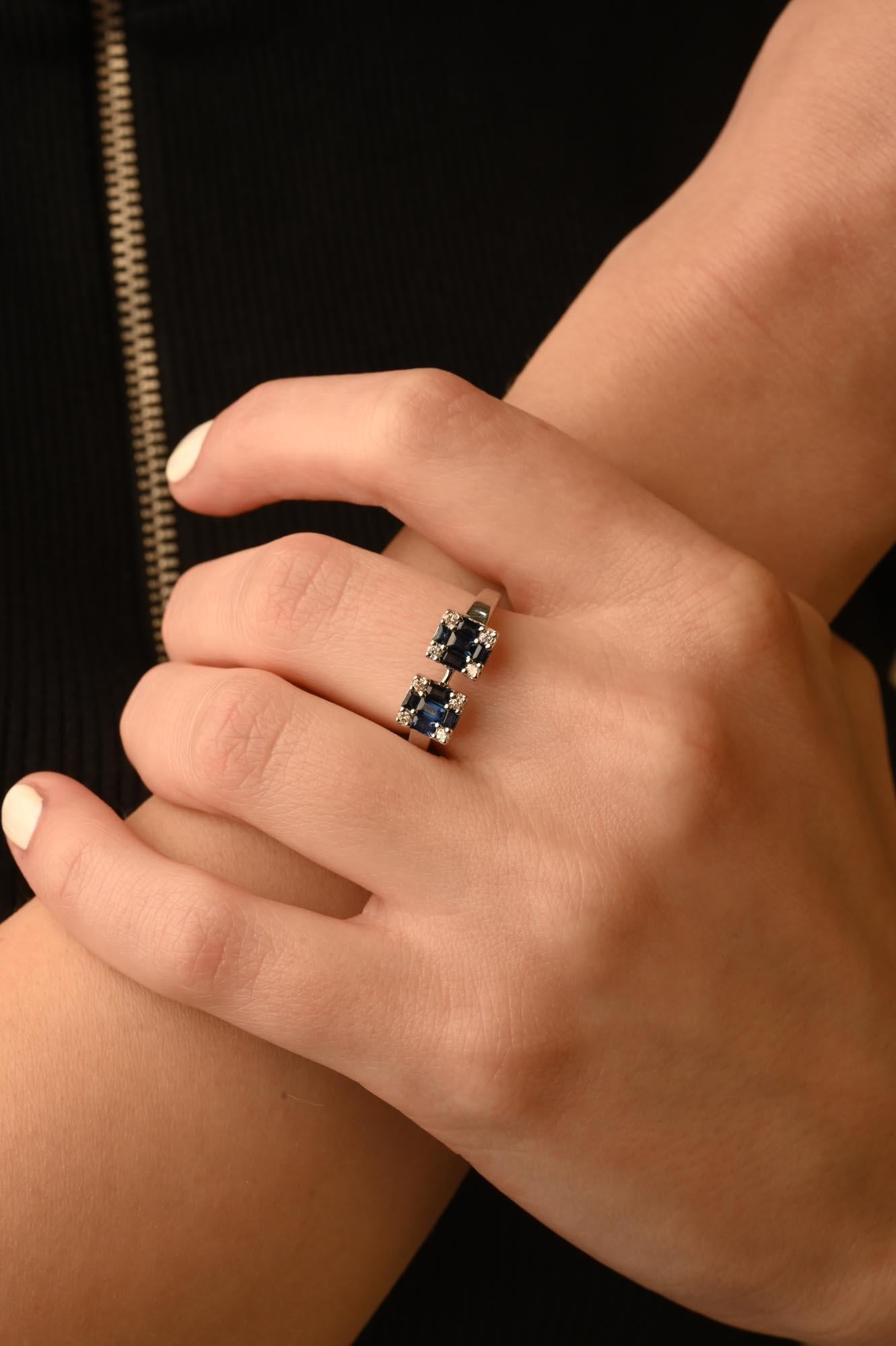 Im Angebot: Rechteckiger Cluster-Ring aus 14 Karat massivem Weißgold mit blauem Saphir und Diamant () 8