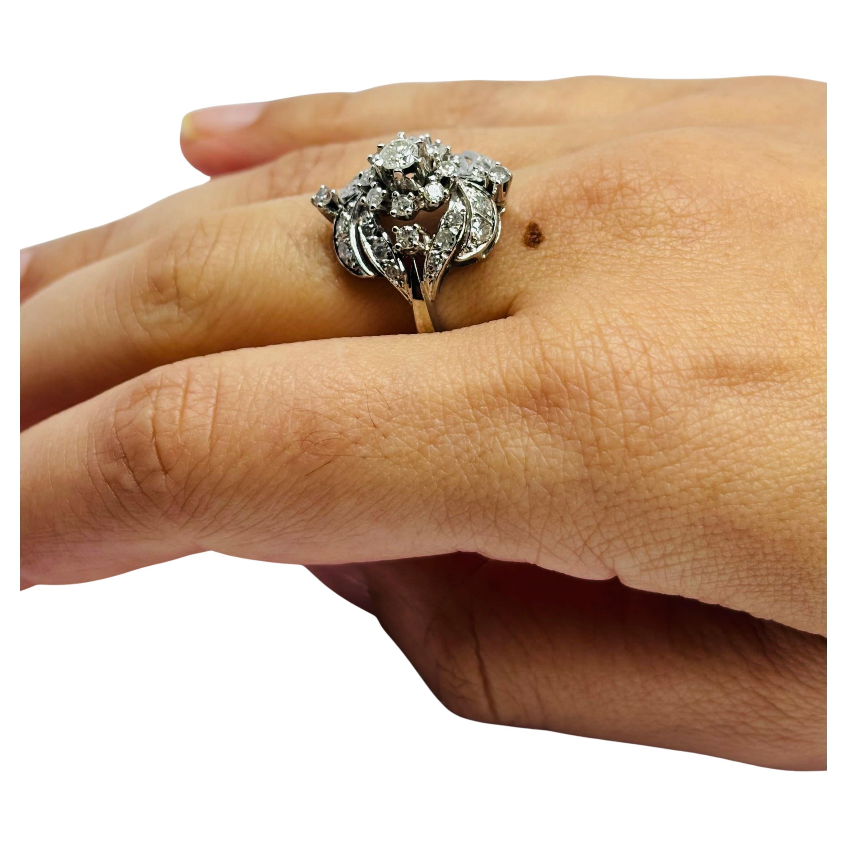 in vendita:  Cluster Retro Ring 1940 Natural Diamond 1.52 Ctw. White Gold 18 Karat 11