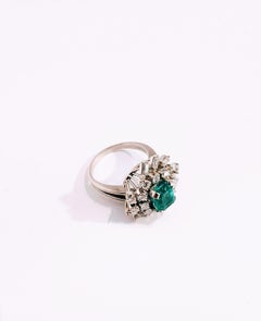 Vintage Cluster Ring Colombia Emerald 1.95 Carat and Diamond White Gold 18 Karat
