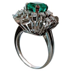 Vintage Cluster Ring Colombia Emerald 1.95 Carat and Diamond White Gold 18 Karat