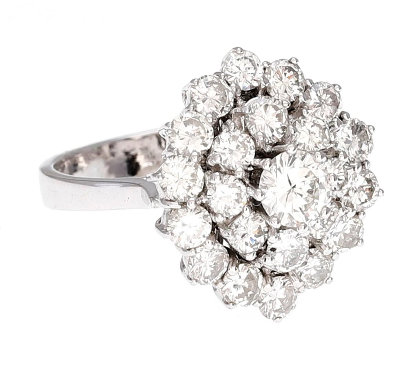 Perfekt Cluster Ring Shuttle Form machen in Weißgold 18 Karat Gewicht 7,37 Gramm. Centra Diamond sizem5x5x3 Millimeter = 0,54 Karat Klarheit VS1 Farbe G-H und 22 Diamanten Brillantschliff an den Seiten von 0,13 bis 0,15 Karat = geschätztes
