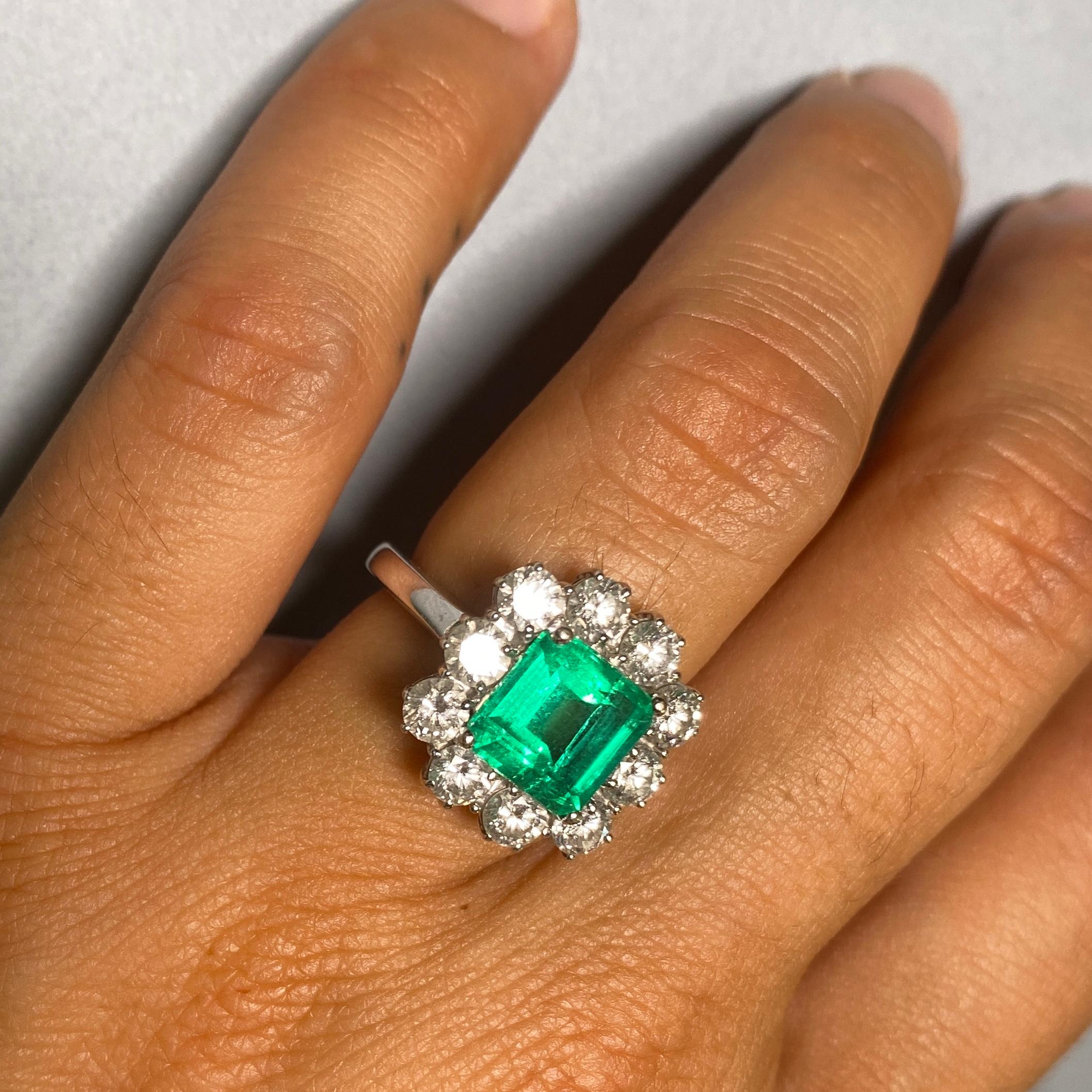 Cluster-Ring, natürlicher Smaragd von 2,30 Karat und weiße Diamanten, Weißgold im Angebot 5