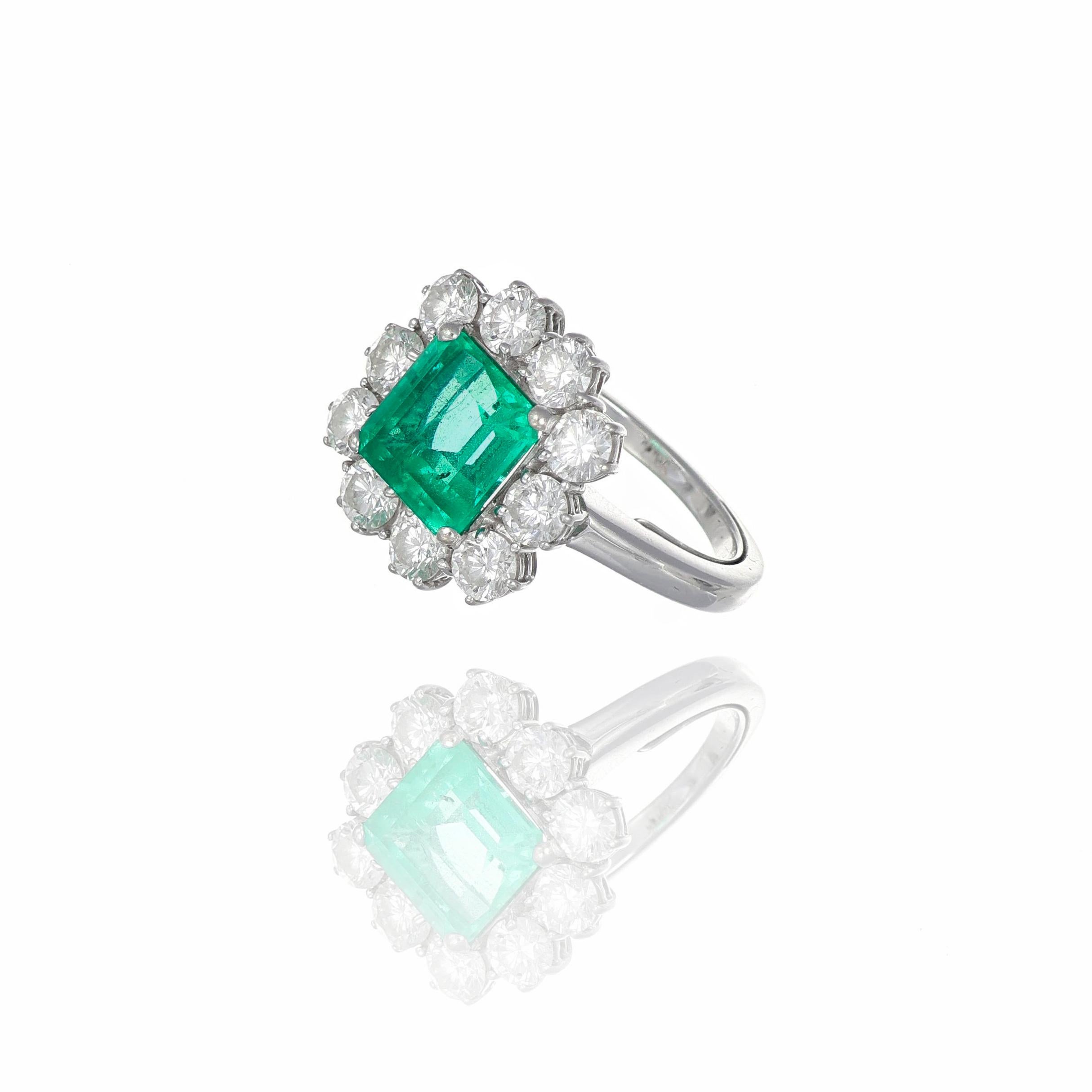 Eleganter Ring aus 18 Karat Weißgold, meisterhaft in Italien gefertigt, mit einem zeitlosen Cluster-Design, das die Schönheit der Edelsteine hervorhebt. In seinem Zentrum sitzt ein natürlicher Beryll, eine Smaragdvarietät mit einem Gewicht von 2,30