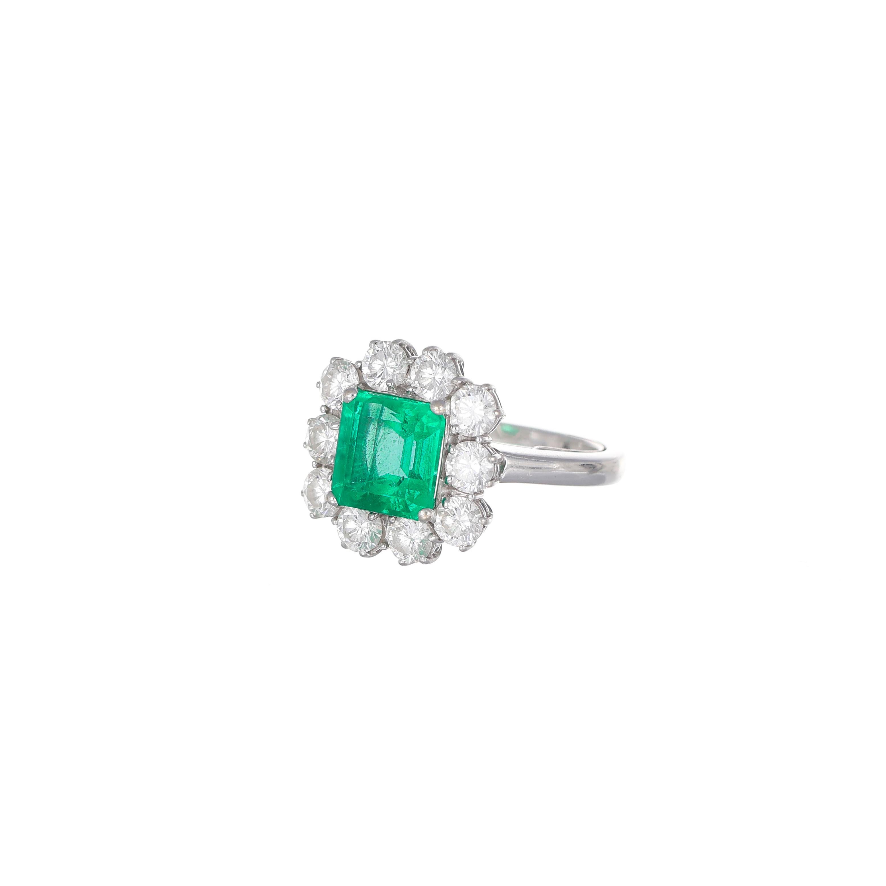 Cluster-Ring, natürlicher Smaragd von 2,30 Karat und weiße Diamanten, Weißgold (Brillantschliff) im Angebot