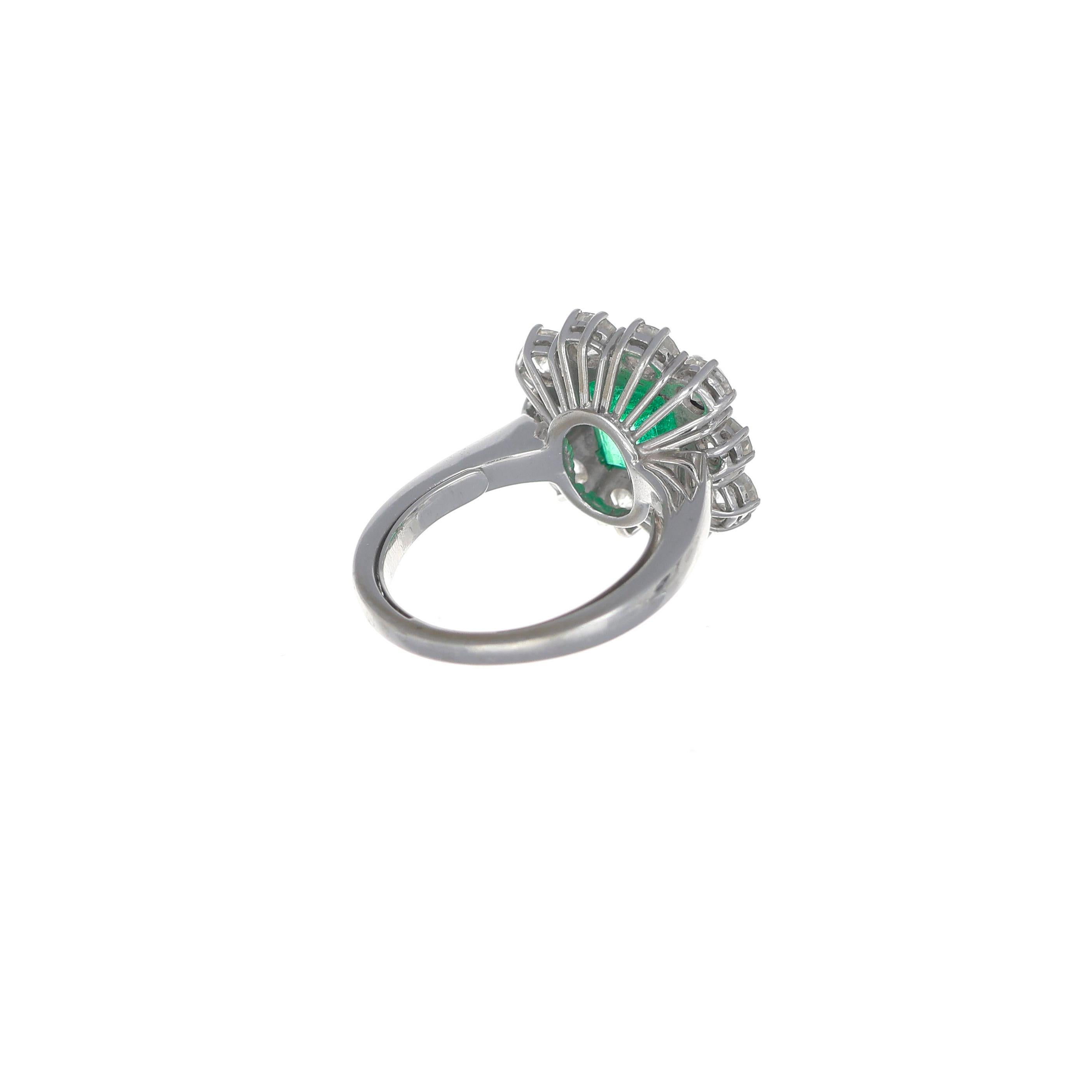 Cluster-Ring, natürlicher Smaragd von 2,30 Karat und weiße Diamanten, Weißgold im Angebot 1