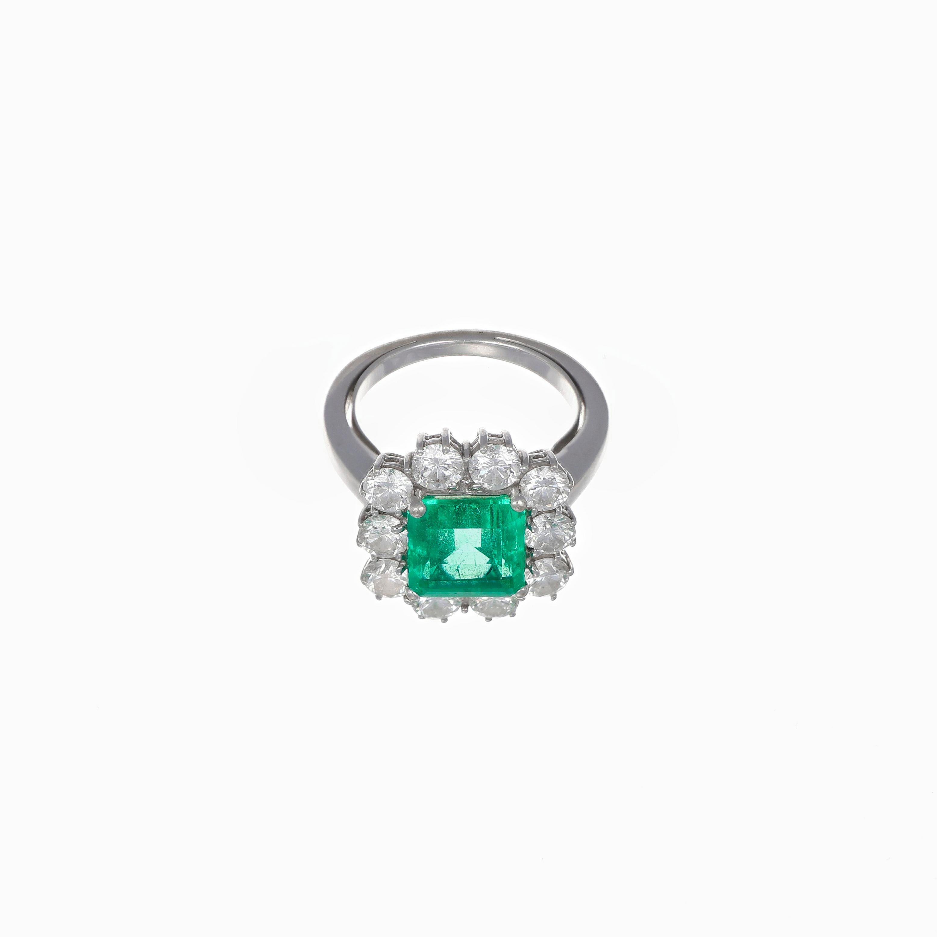 Cluster-Ring, natürlicher Smaragd von 2,30 Karat und weiße Diamanten, Weißgold im Angebot 2