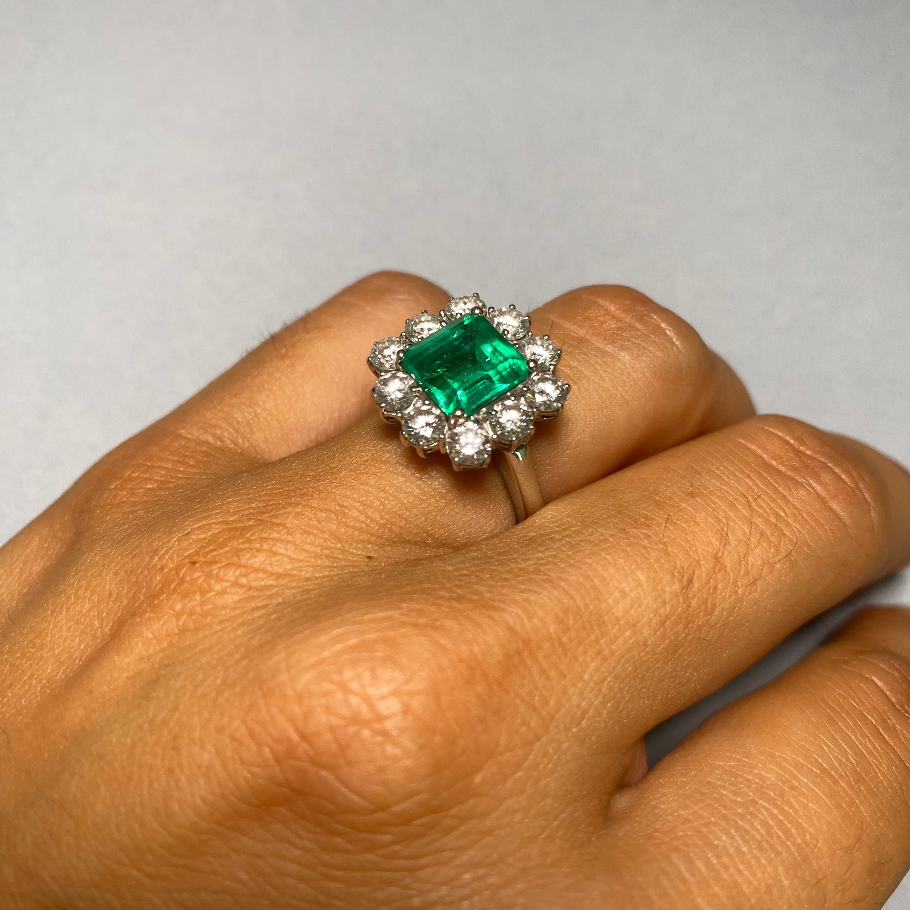 Cluster-Ring, natürlicher Smaragd von 2,30 Karat und weiße Diamanten, Weißgold im Angebot 3