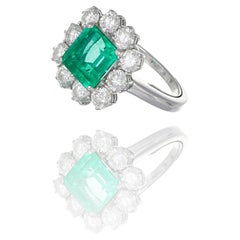Anello a grappolo, smeraldo naturale di 2,30 carati e diamanti bianchi, oro bianco