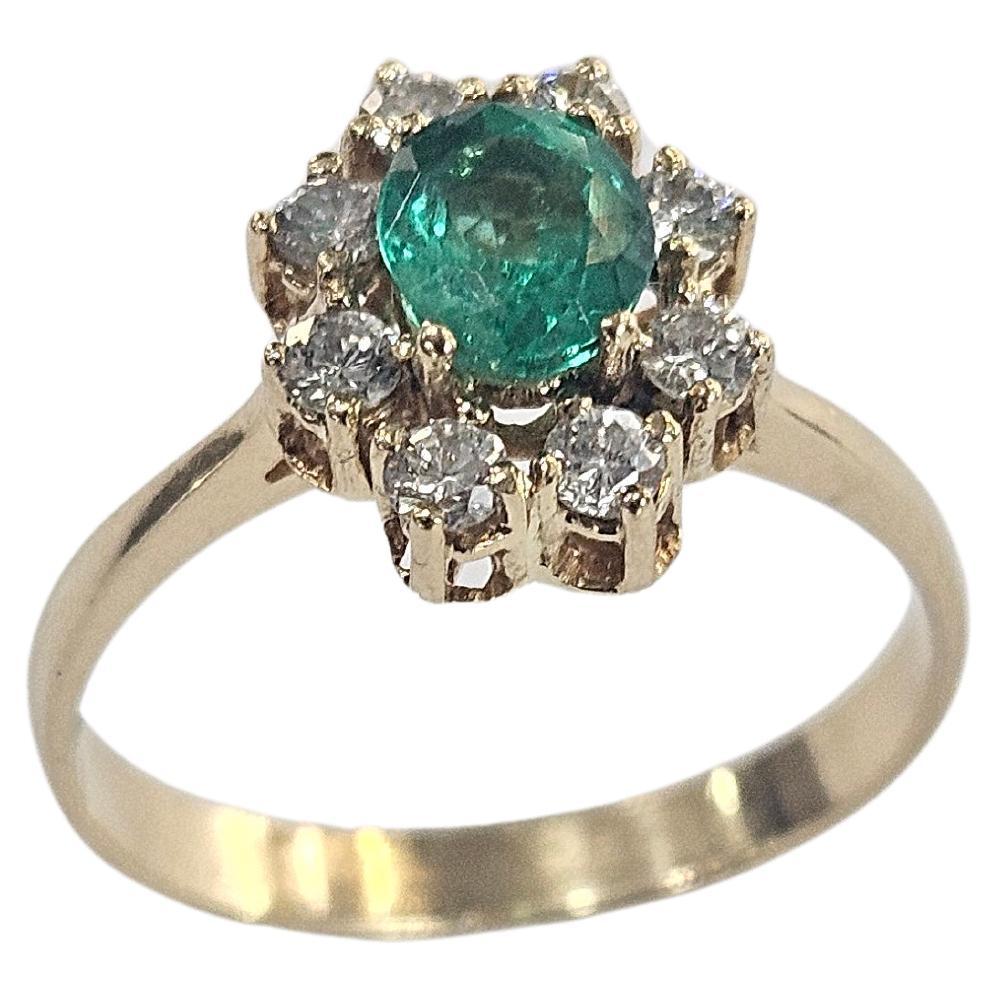 Delicate cluster ring made in Yellow Gold 18 karat; base made with round thread and gallery.
Central Natural Emerald Colombia oval shape, mixed cut. Peso 0.62 carat. measures 6.05x 5.25 x 2.90mm.
8 Natural diamonds brilliant cut   peso individual