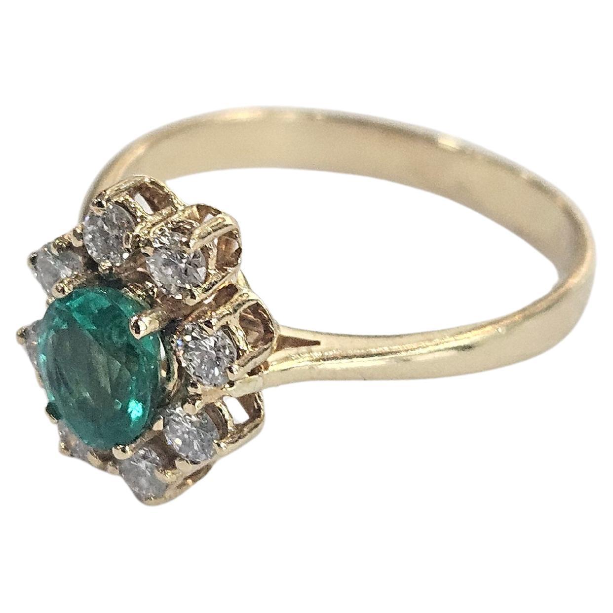Moderno Cluster Ring Natural Emerald Colombia 0.60 Ctw. Diamond Yellow Gold 18 Karat in vendita