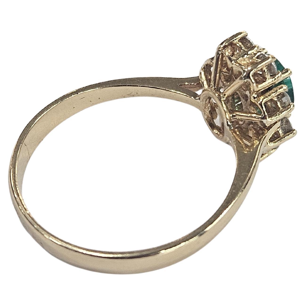 Taglio misto Cluster Ring Natural Emerald Colombia 0.60 Ctw. Diamond Yellow Gold 18 Karat in vendita