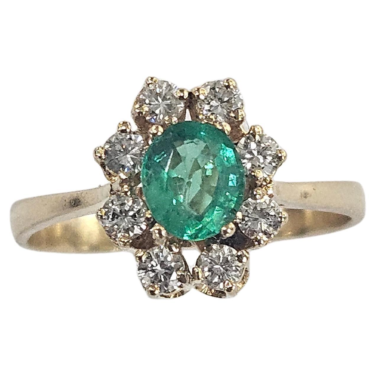 Cluster Ring Natural Emerald Colombia 0.60 Ctw. Diamond Yellow Gold 18 Karat In condizioni buone in vendita a MADRID, ES