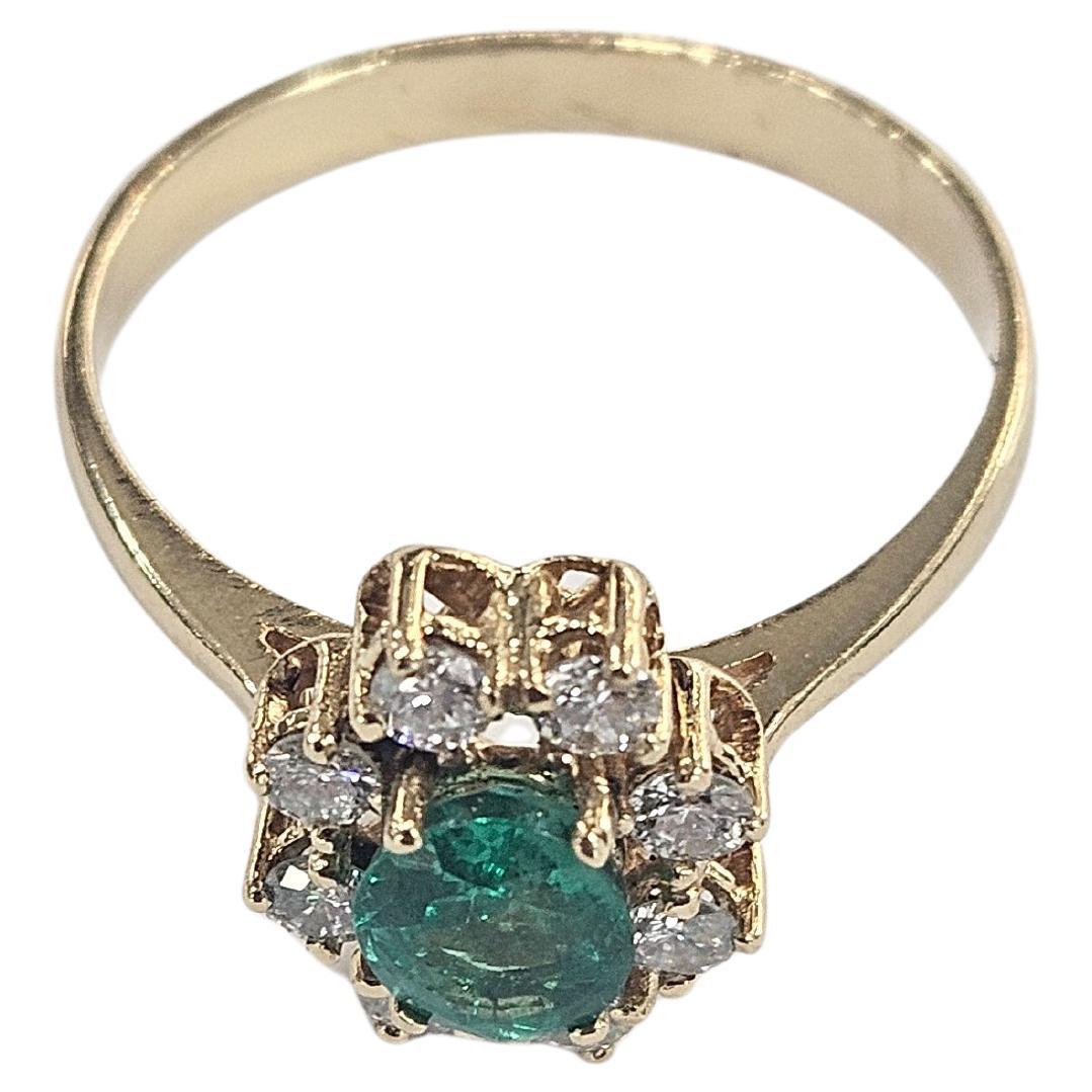 Cluster Ring Natural Emerald Colombia 0.60 Ctw. Diamond Yellow Gold 18 Karat in vendita 1