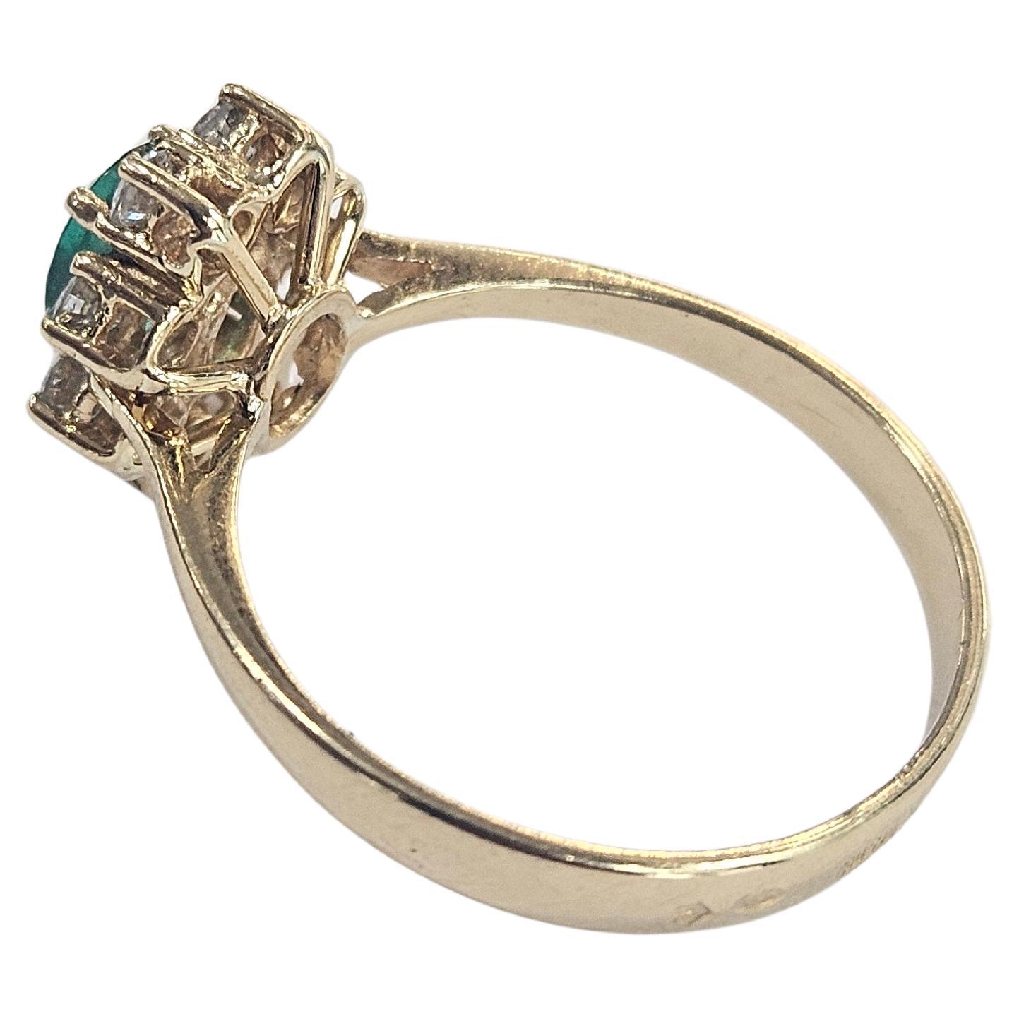 Cluster Ring Natural Emerald Colombia 0.60 Ctw. Diamond Yellow Gold 18 Karat in vendita 2