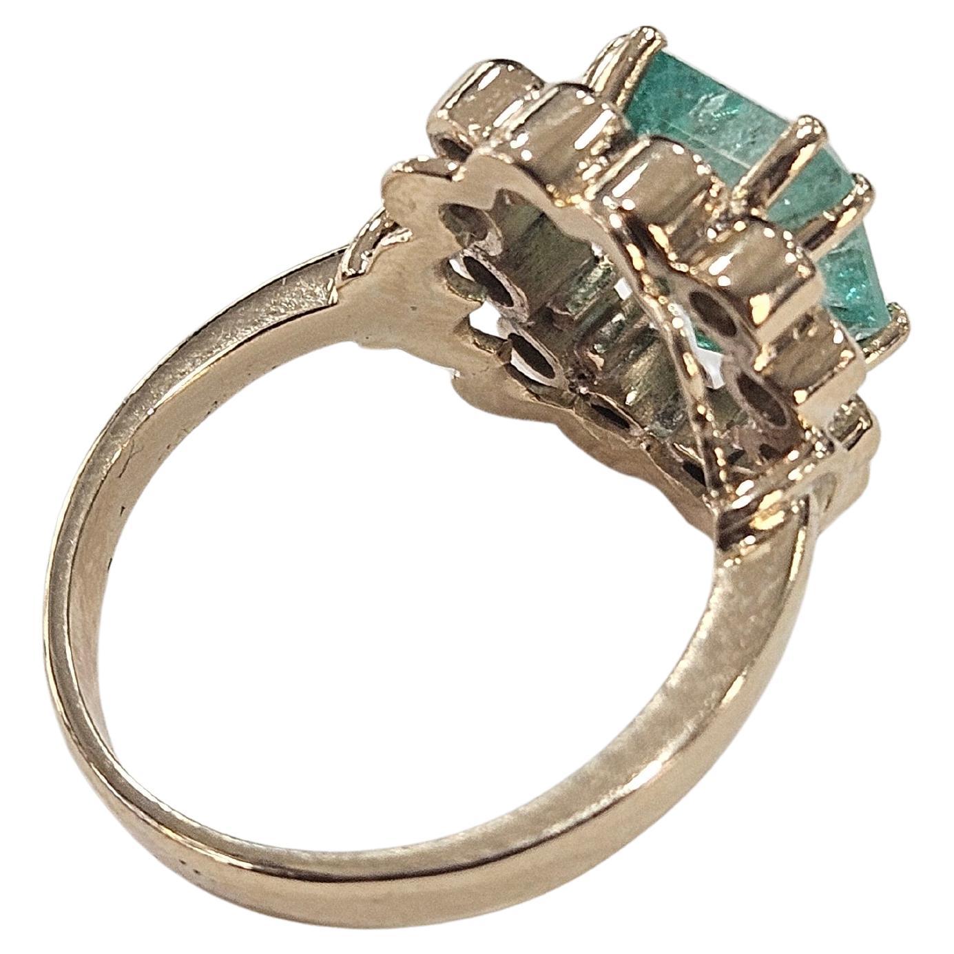 Kurioser italienischer Designring aus den 80er Jahren mit Retro-Reminiszenzen. Handgefertigt aus 18-karätigem Gelbgold, mit einer Röhreneinfassung und einer gewellten Galerie. Doppelte Krallenfassung und Lünette. Gewicht 5,42 Gramm. 
 Zentrum mit