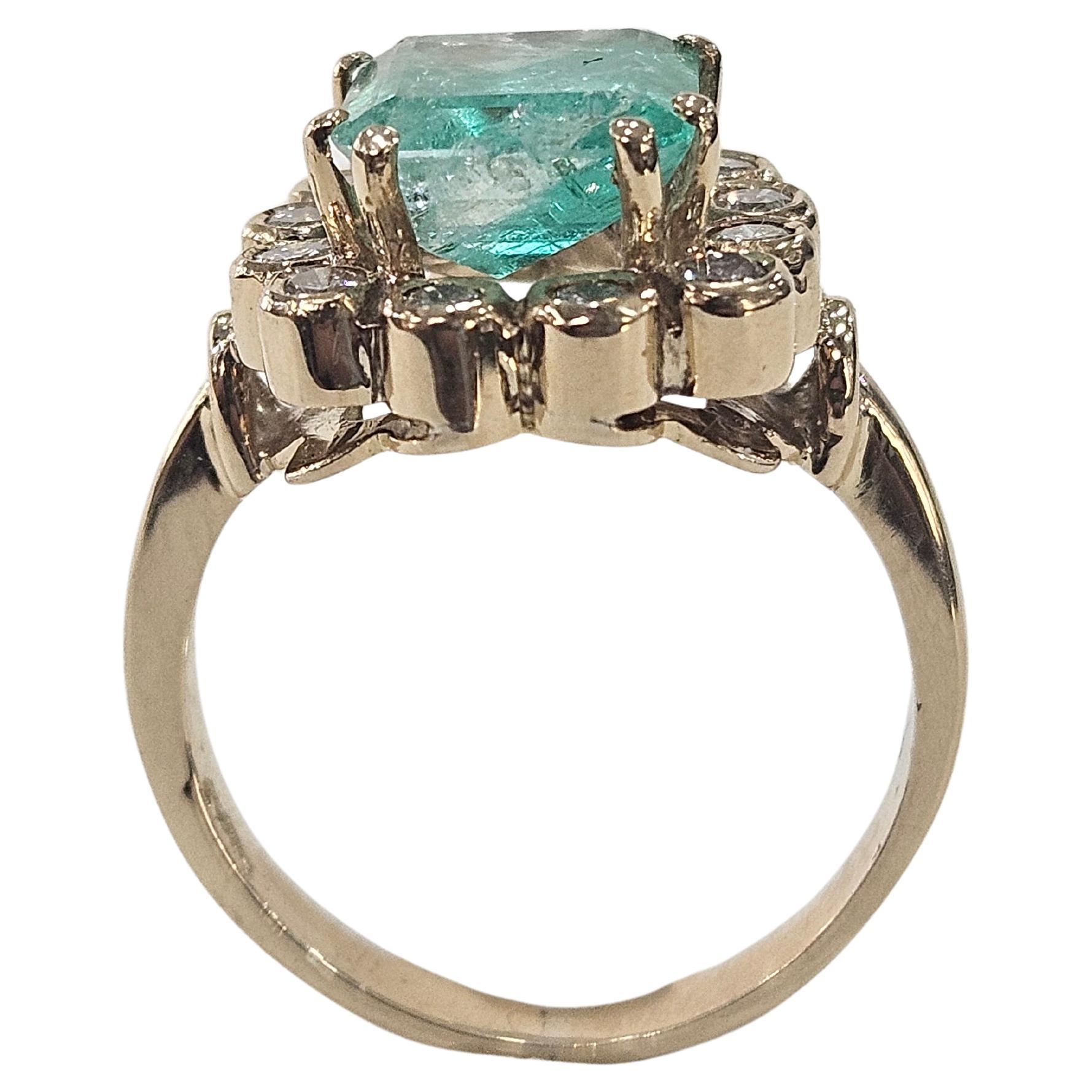 Cluster Ring Natürlicher Smaragd Kolumbien 2,20 Karat Diamant Gelbgold 18 kts im Zustand „Gut“ im Angebot in MADRID, ES