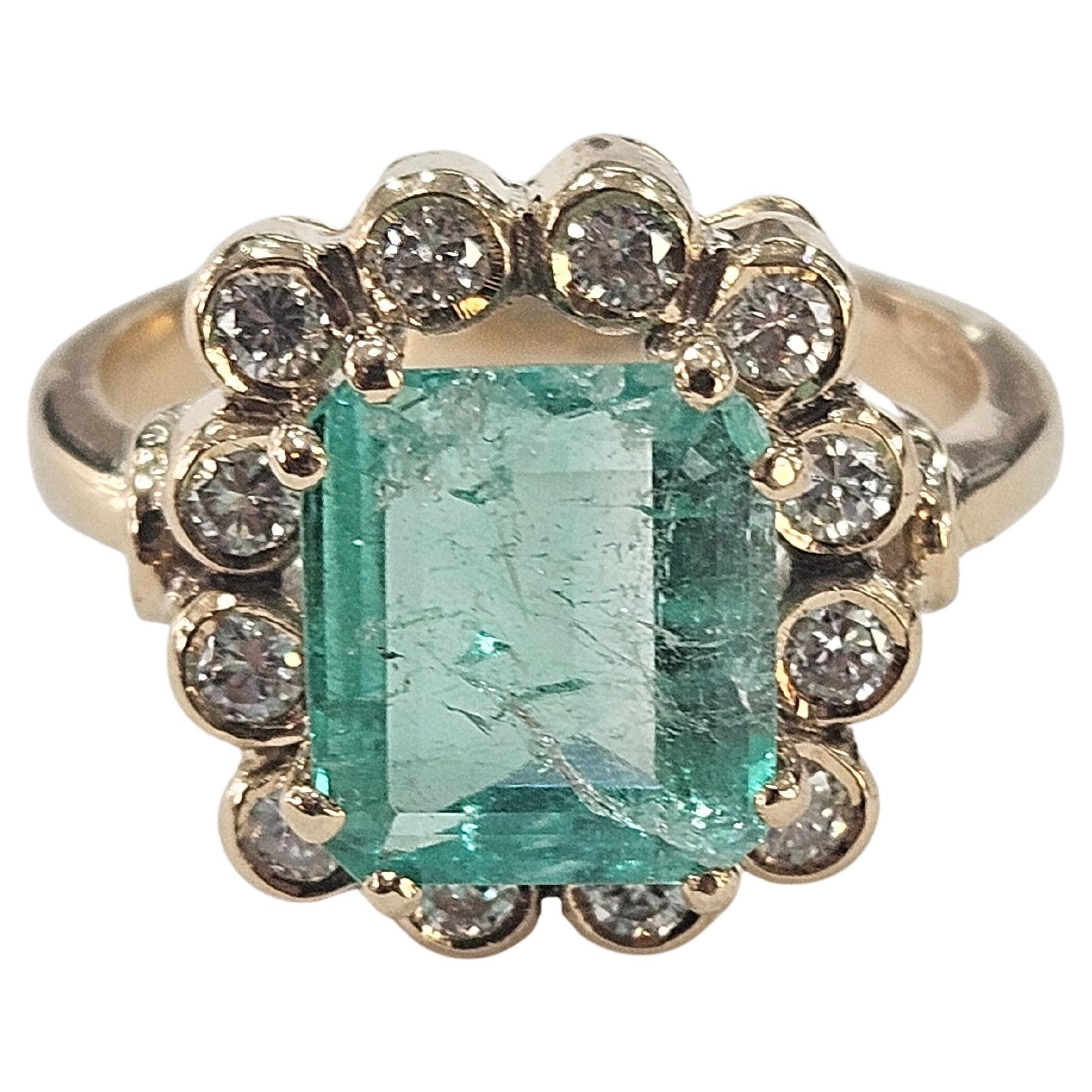 Cluster Ring Natürlicher Smaragd Kolumbien 2,20 Karat Diamant Gelbgold 18 kts für Damen oder Herren im Angebot