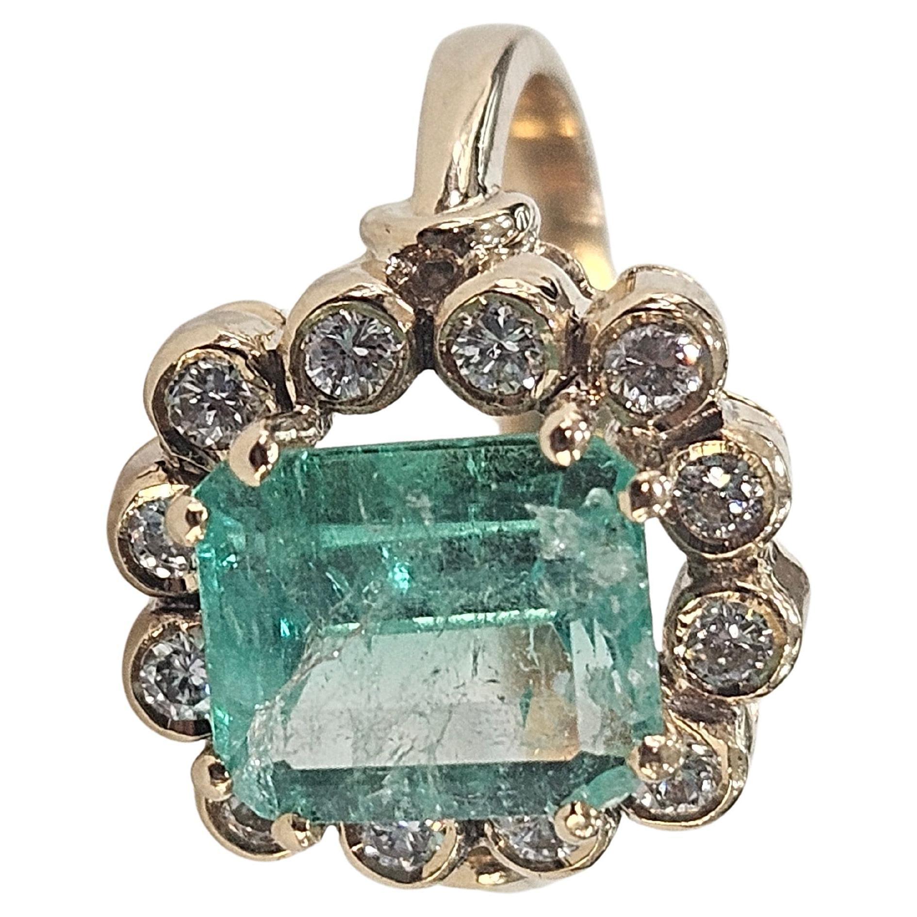 Bague Cluster Emeraude Naturelle Colombie 2.20 carat Diamant or jaune 18 kts en vente 1