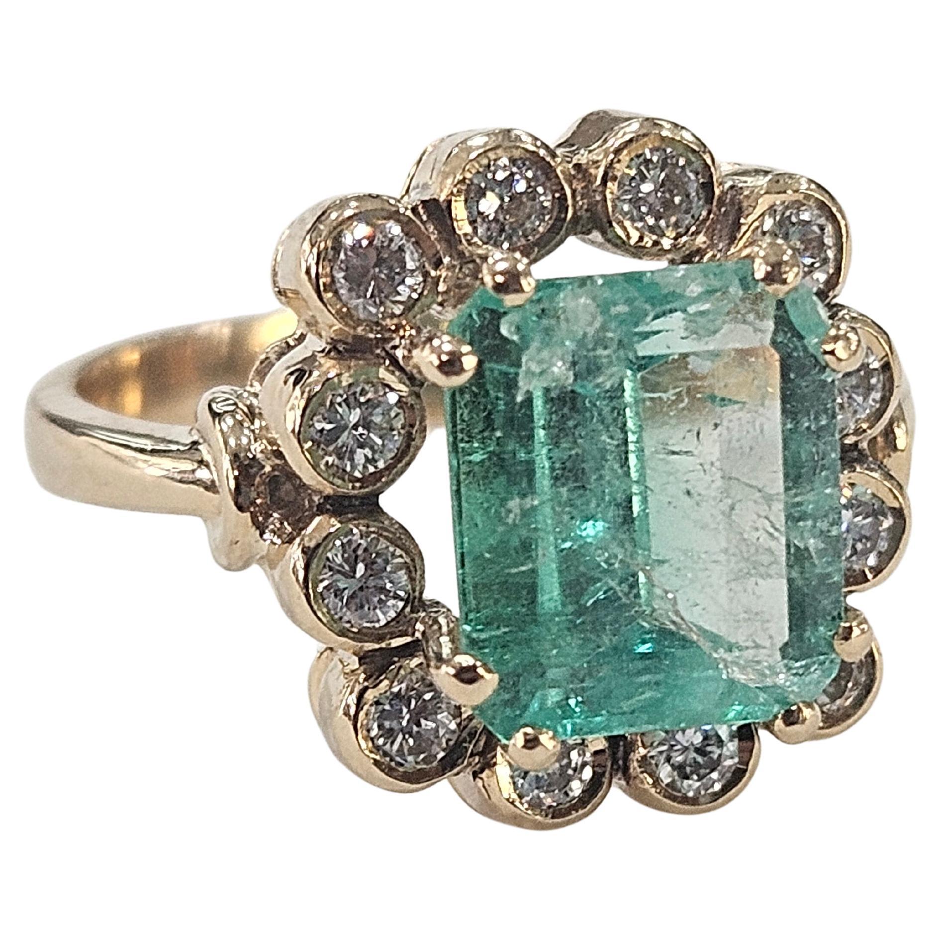 Cluster Ring Natürlicher Smaragd Kolumbien 2,20 Karat Diamant Gelbgold 18 kts im Angebot 1