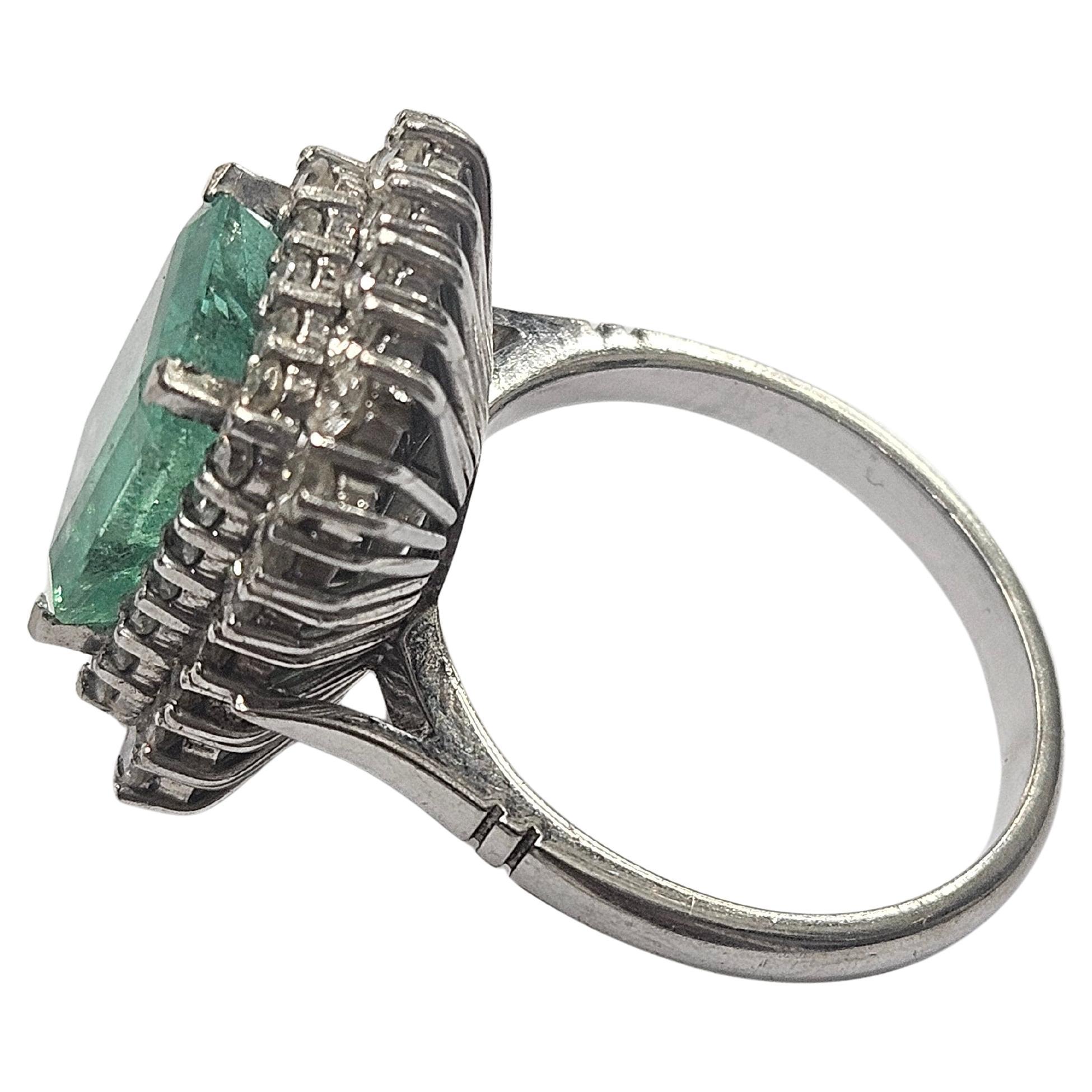 Bague Cluster Emeraude Naturelle Colombie Certifiée HRD 3.45 Cts. Or blanc 18 carats en vente 4