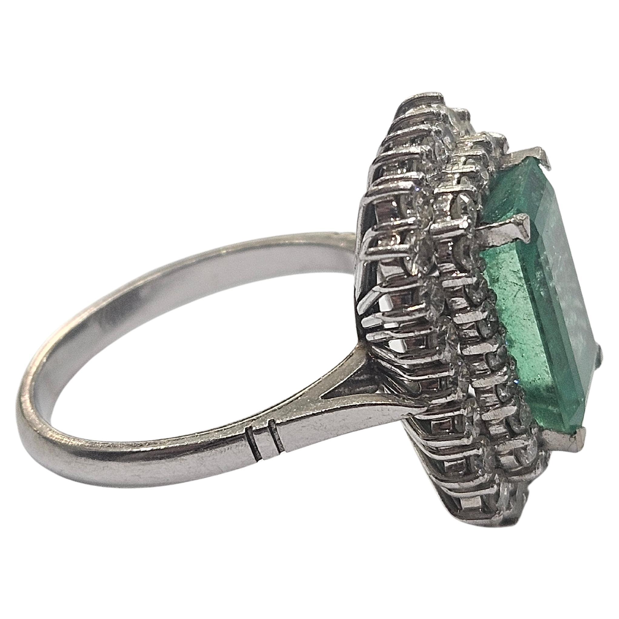 Bague Cluster Emeraude Naturelle Colombie Certifiée HRD 3.45 Cts. Or blanc 18 carats en vente 5