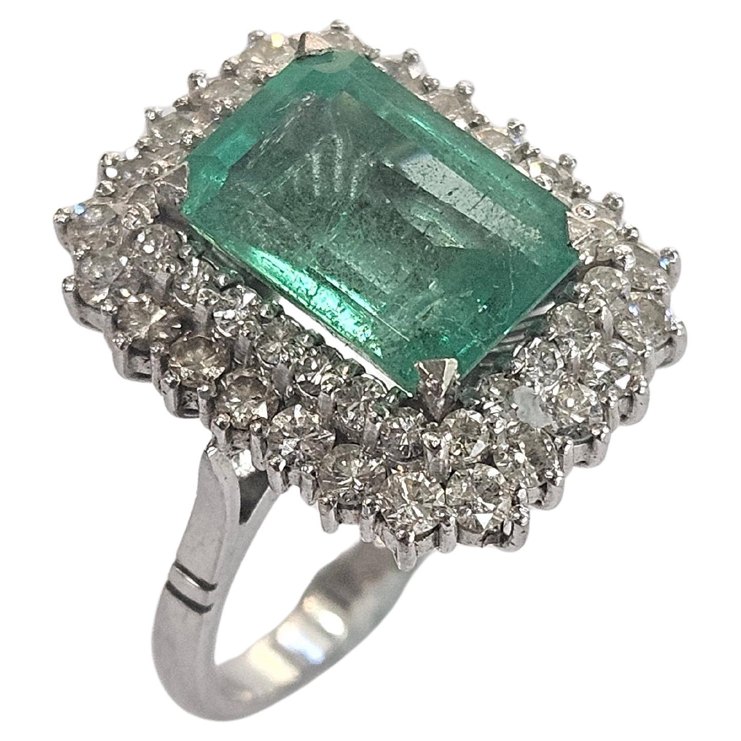 Bague classique et brillante à double bordure années 1950 faite à la main en or blanc 18 carats.
Avec une fantastique émeraude naturelle centrale, d'une grande transparence et d'une excellente saturation des couleurs.
DRH certifié Anvers