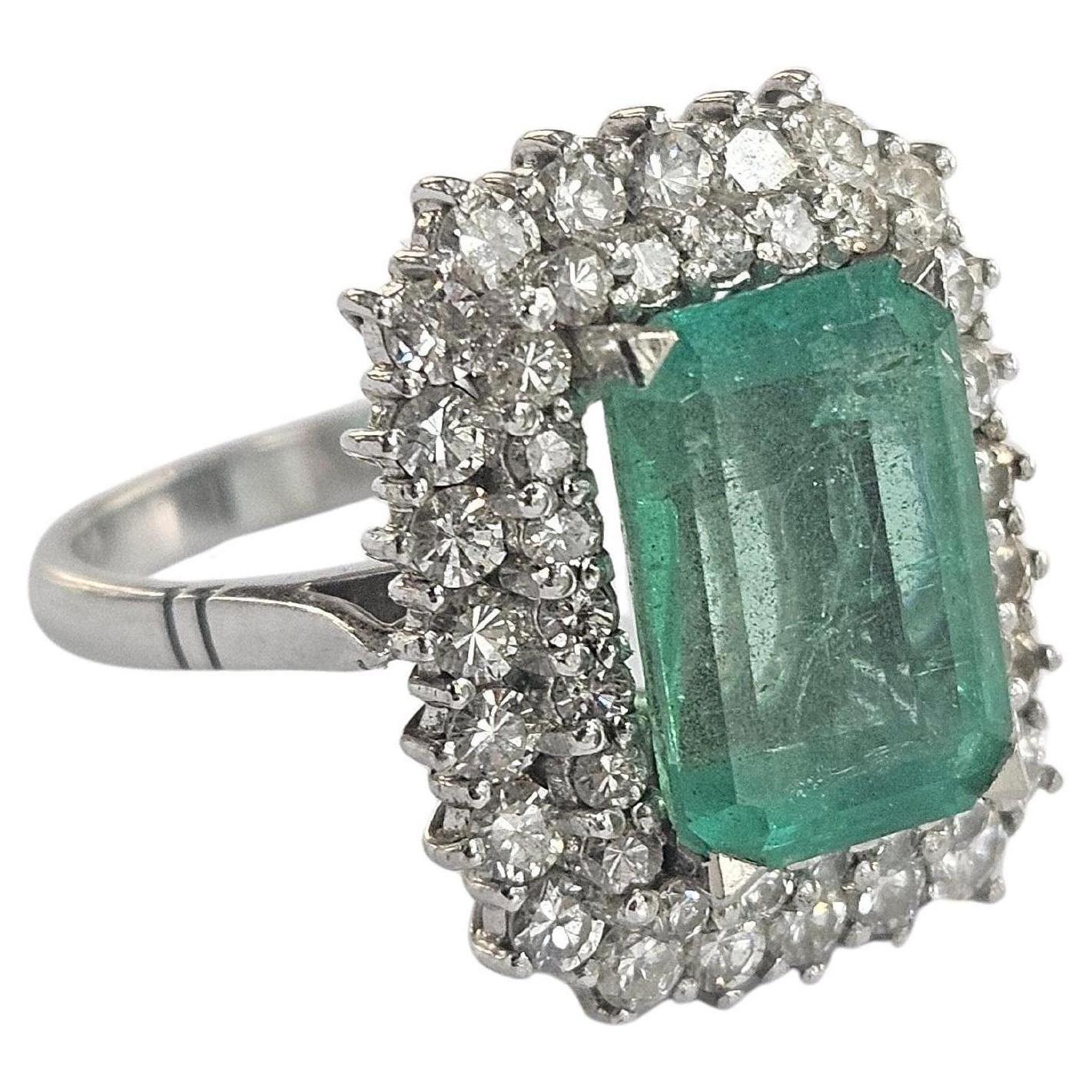 Rétro Bague Cluster Emeraude Naturelle Colombie Certifiée HRD 3.45 Cts. Or blanc 18 carats en vente