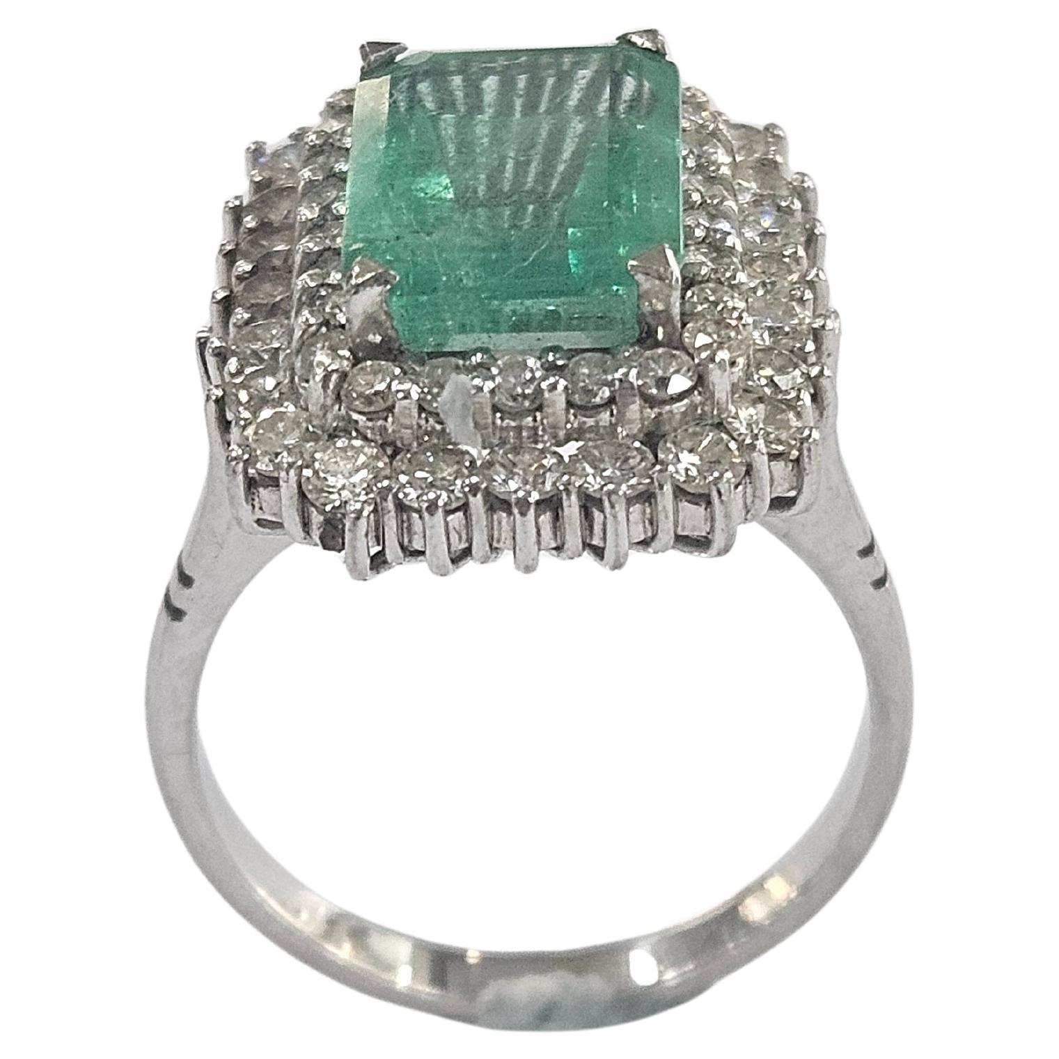 Taille émeraude Bague Cluster Emeraude Naturelle Colombie Certifiée HRD 3.45 Cts. Or blanc 18 carats en vente