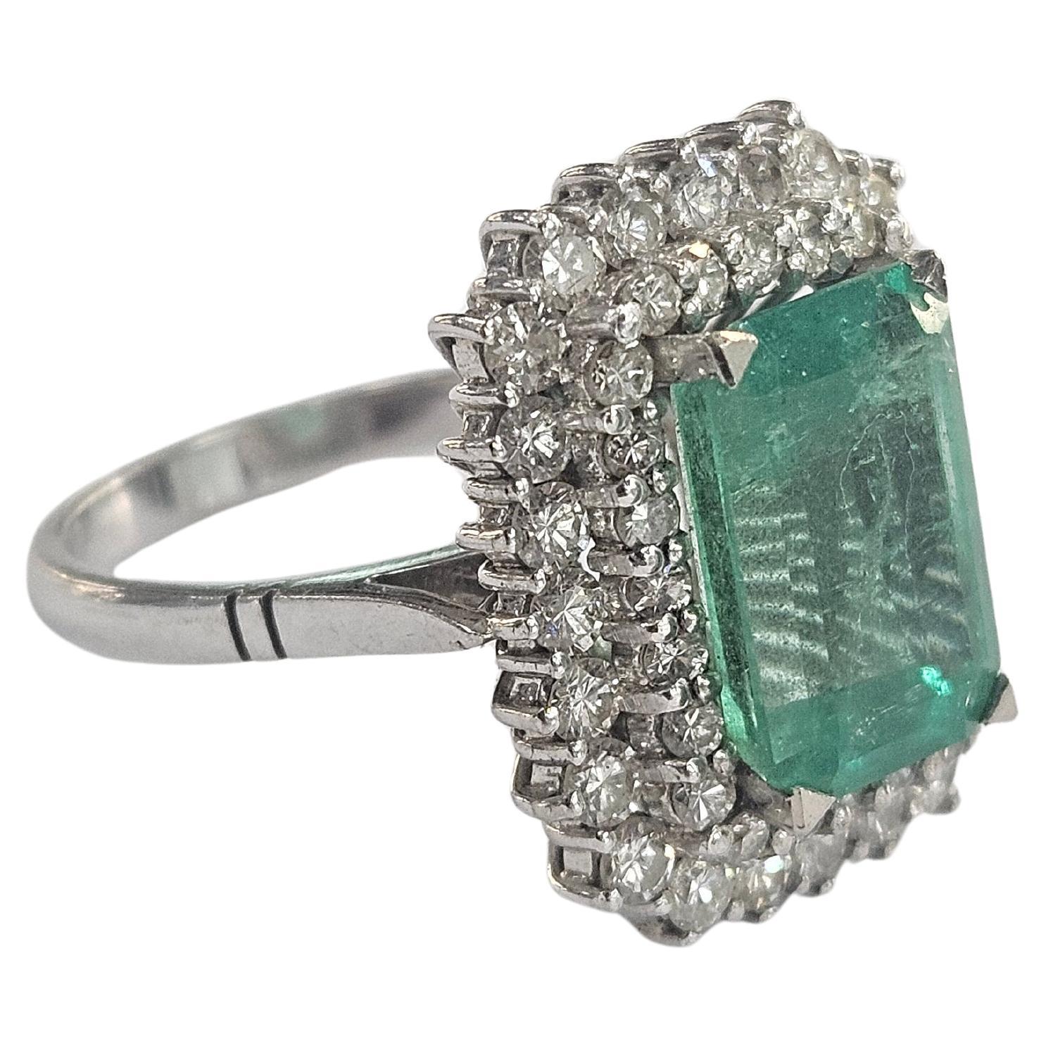 Bague Cluster Emeraude Naturelle Colombie Certifiée HRD 3.45 Cts. Or blanc 18 carats Unisexe en vente