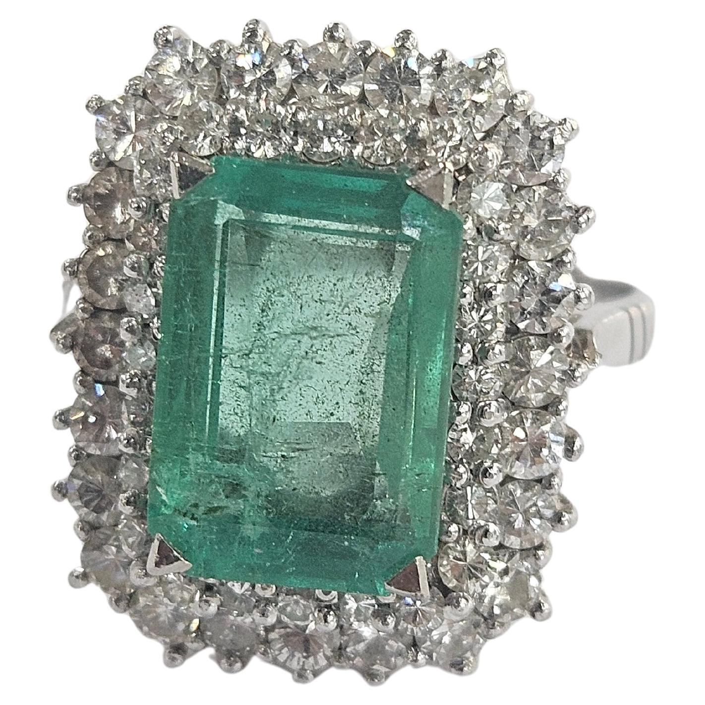 Bague Cluster Emeraude Naturelle Colombie Certifiée HRD 3.45 Cts. Or blanc 18 carats en vente 1