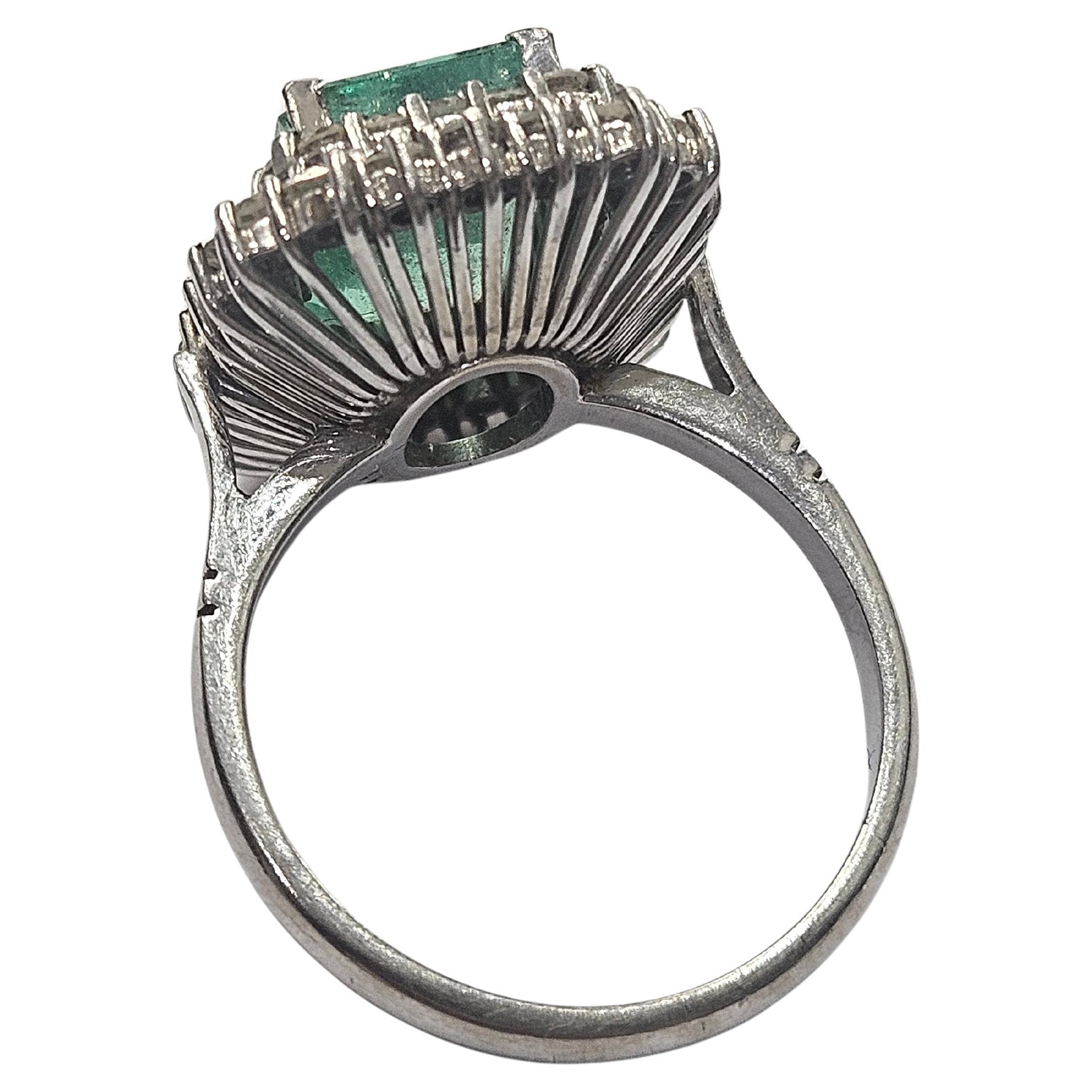 Bague Cluster Emeraude Naturelle Colombie Certifiée HRD 3.45 Cts. Or blanc 18 carats en vente 2