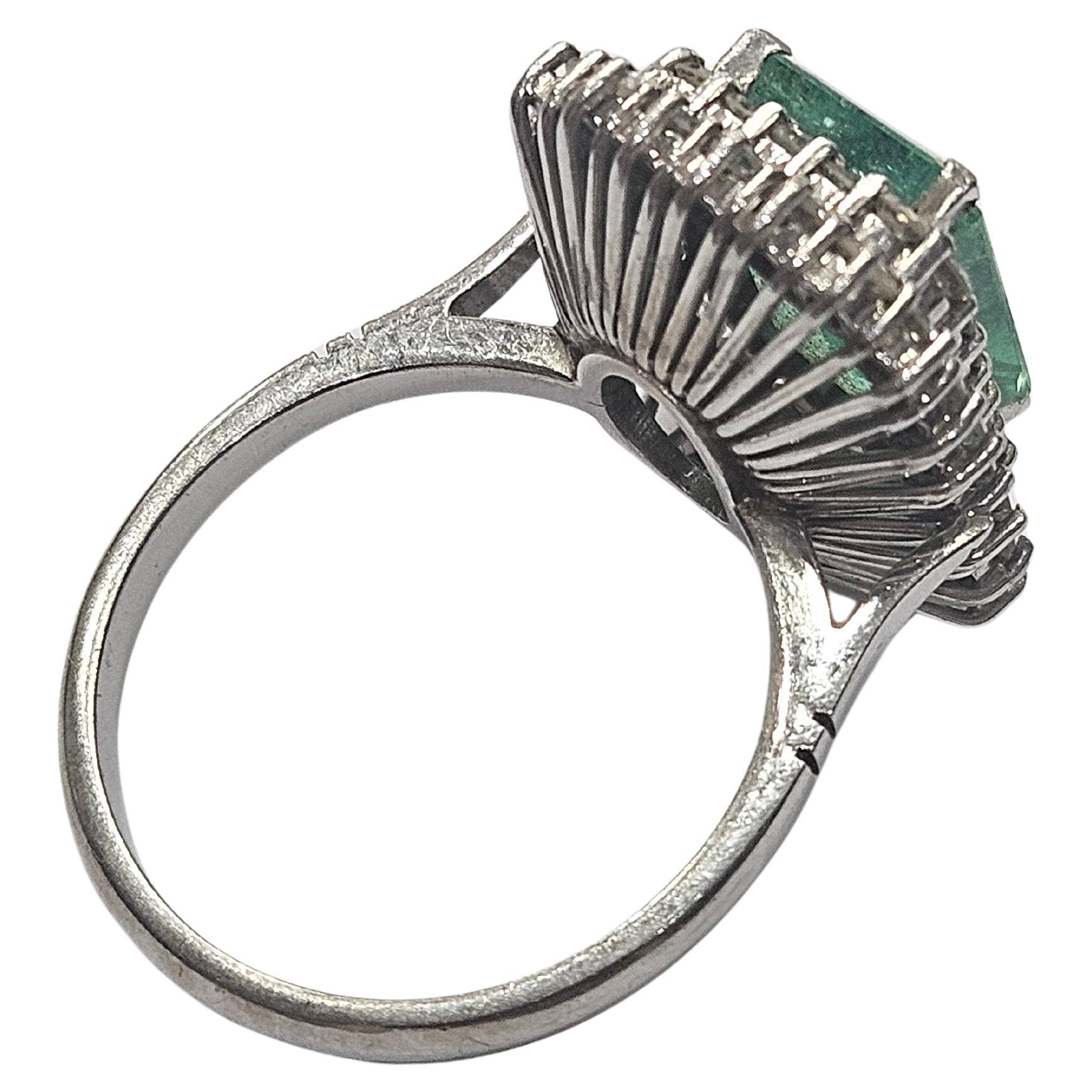 Bague Cluster Emeraude Naturelle Colombie Certifiée HRD 3.45 Cts. Or blanc 18 carats en vente 3