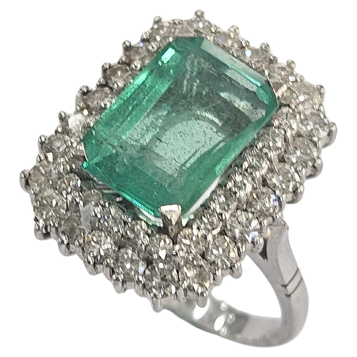 Anello a grappolo Smeraldo naturale Colombia Certificato HRD 3,45 carati. Oro bianco 18 carati