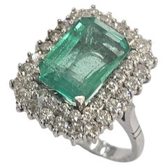 Anello a grappolo Smeraldo naturale Colombia Certificato HRD 3,45 carati. Oro bianco 18 carati