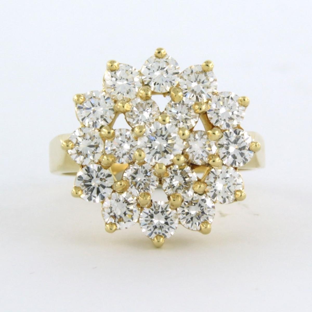 Ring aus 18 Karat Gelbgold, besetzt mit Diamanten im Brillantschliff. 2.30 ct - G/H - VS/SI - Ringgröße U.S. 7.5 - EU. 17.75 (56)

ausführliche Beschreibung

Der Ring ist 1,7 cm breit

Ringgröße US 7.5 - EU. 17.75 (56), der Ring kann kostenlos in