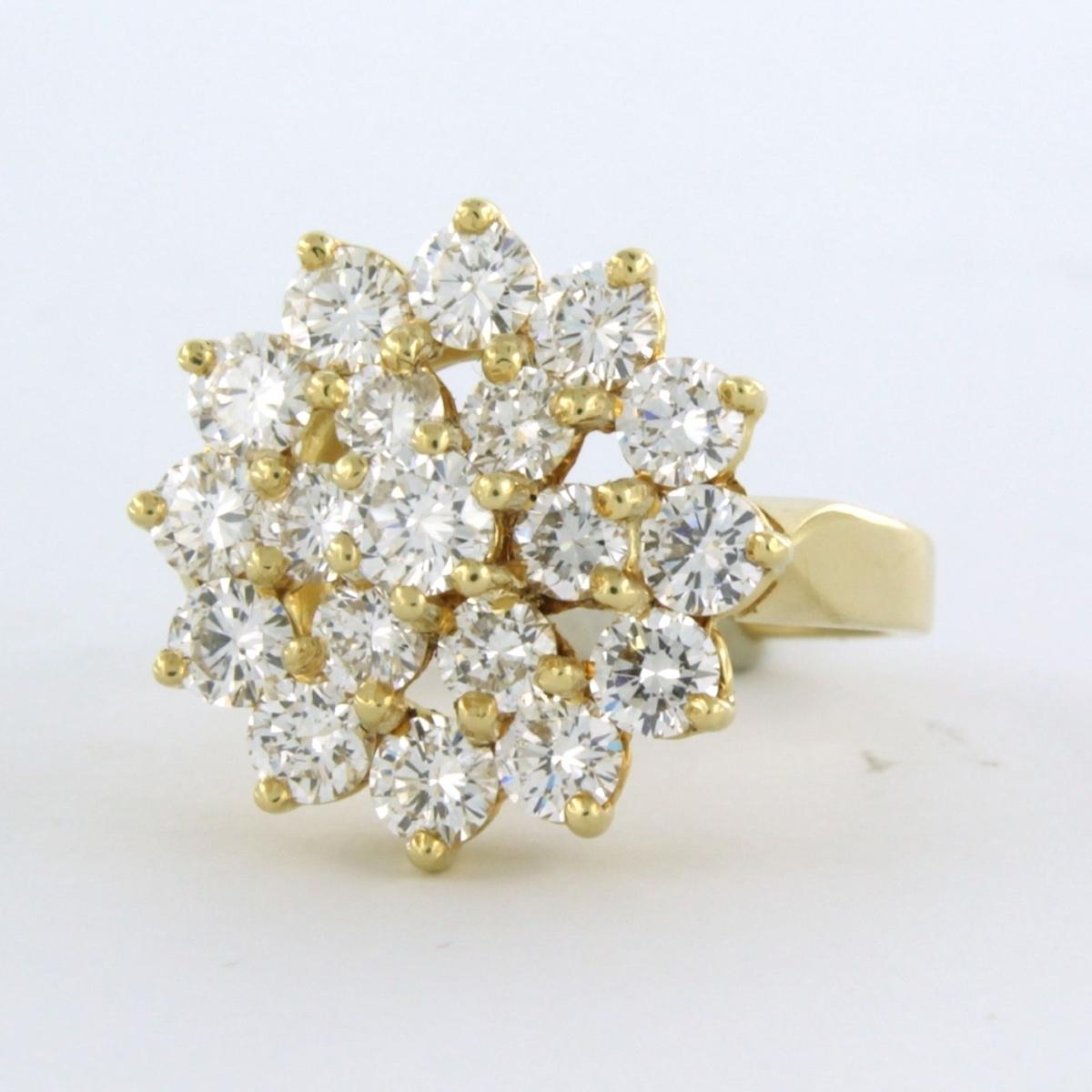 Brilliant Cut Cluster ring set with diamonds up to 2.30ct. 18k yellow gold For Sale
