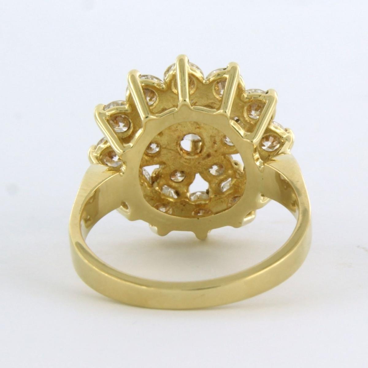 Cluster ring set with diamonds up to 2.30ct. 18k yellow gold In Excellent Condition For Sale In The Hague, ZH