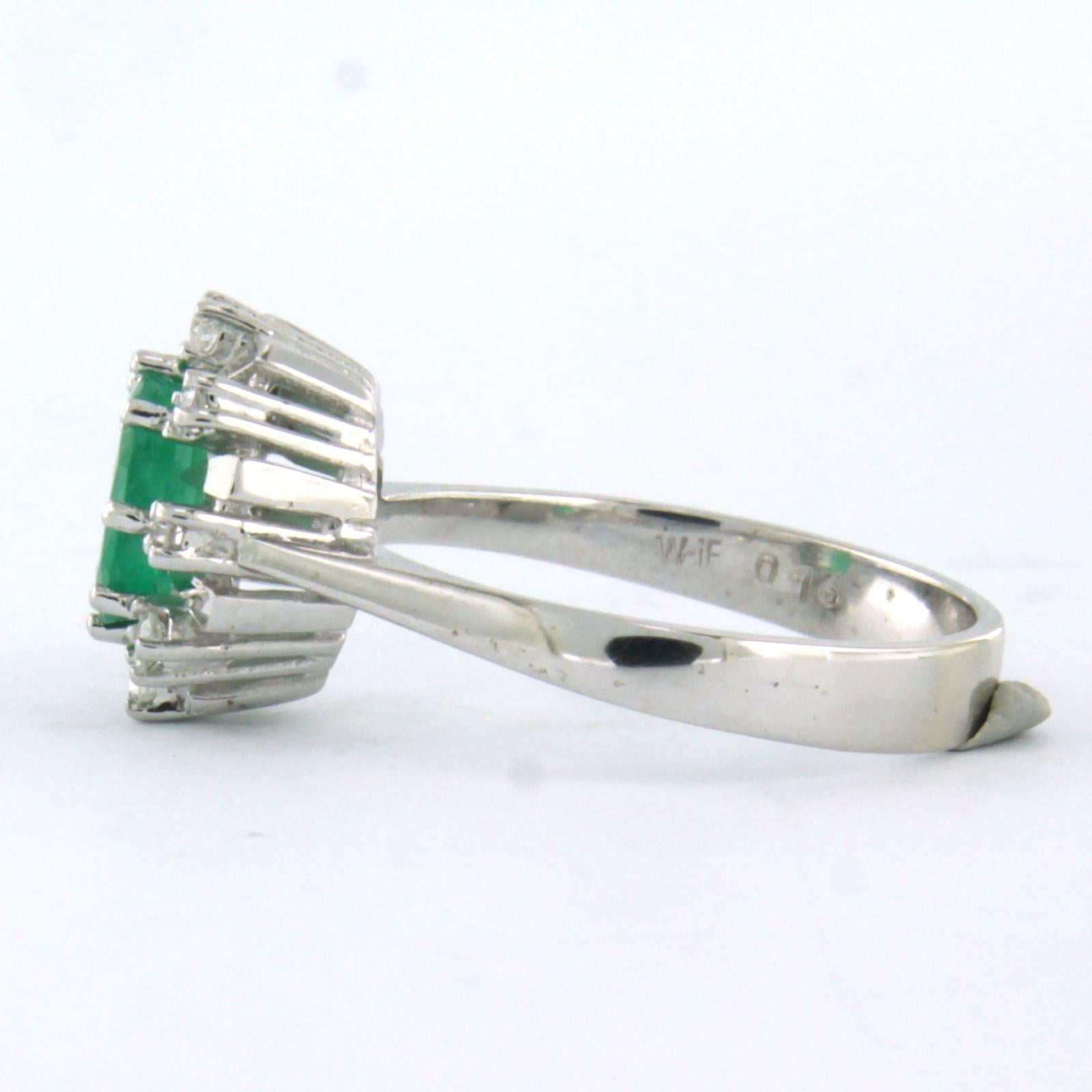 Cluster ring set with emerald and diamonds up to 0.16ct 14k white gold In Excellent Condition For Sale In The Hague, ZH