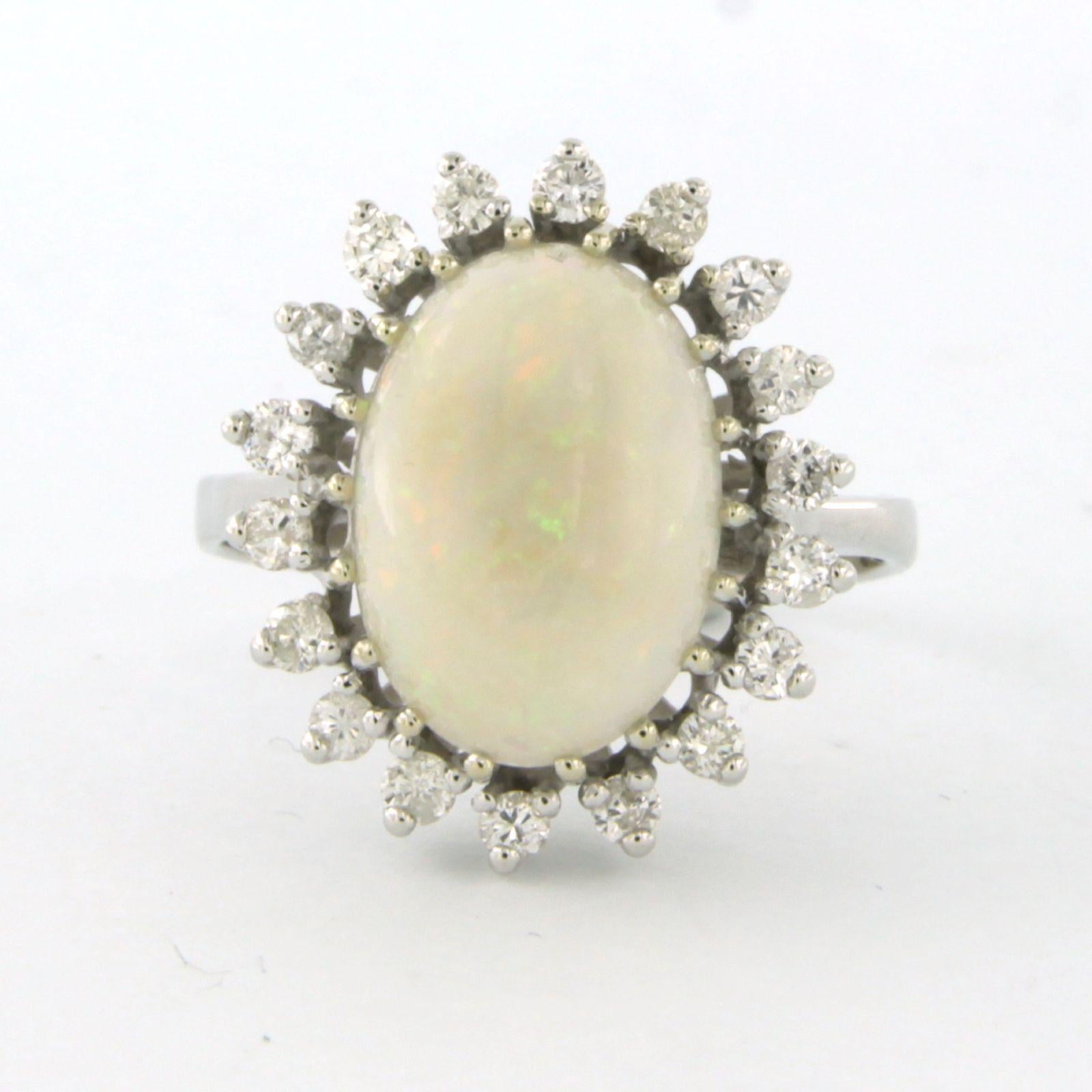 Ring aus 14 Karat Weißgold, besetzt mit einem Opal und Diamanten im Brillantschliff. 0.54ct - F/G - VS/SI - Ringgröße U.S. 8 - EU. 18.25(57)

detaillierte Beschreibung:

Die Oberseite des Rings ist 2,0 cm mal 1,7 cm breit mal 1,1 cm hoch

Ringgröße