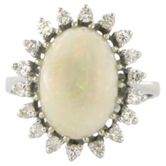 Cluster-Ring aus 14 Karat Weißgold mit Opal und Diamanten