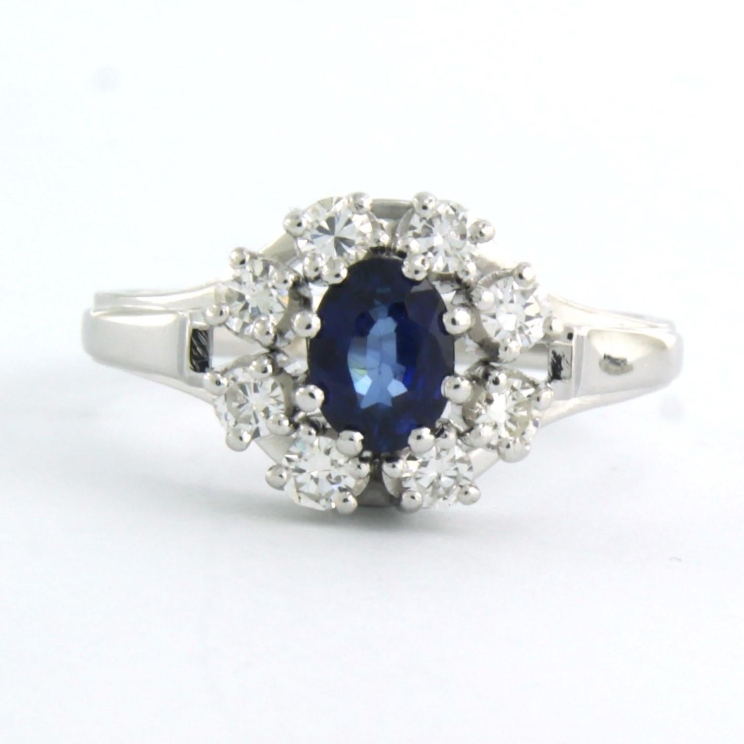 14k white gold entourage ring set with a sapphire in the center. 0.84ct and around it brilliant cut diamonds up to. 0.50ct - F/G - VS/SI - ring size U.S. 8.75 - EU. 18.75(59)

detailed description:

the top of the ring is 1.1 cm wide and 6.5 mm
