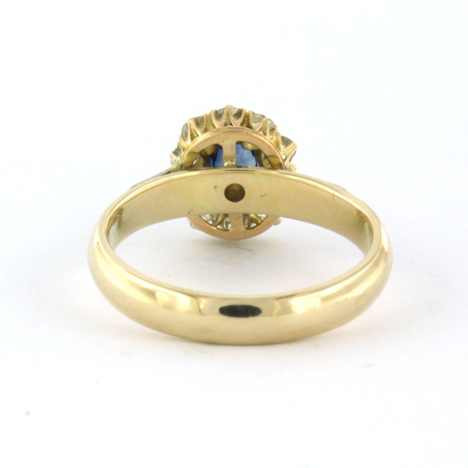 Cluster ring set with sapphire and diamonds 14k yellow gold In Excellent Condition For Sale In The Hague, ZH