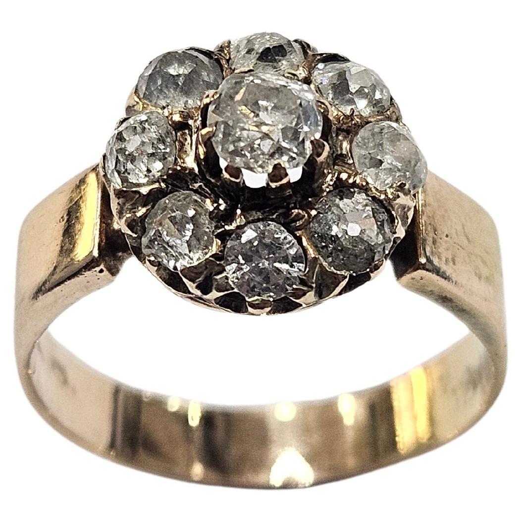 Ne manquez pas la possibilité d'avoir une vraie et belle bague de la fin du 19ème siècle d'origine Espagne, en bon état de conservation, entièrement en or 18 carats, galerie délicate et monture de bonnes proportions, centre avec diamant naturel