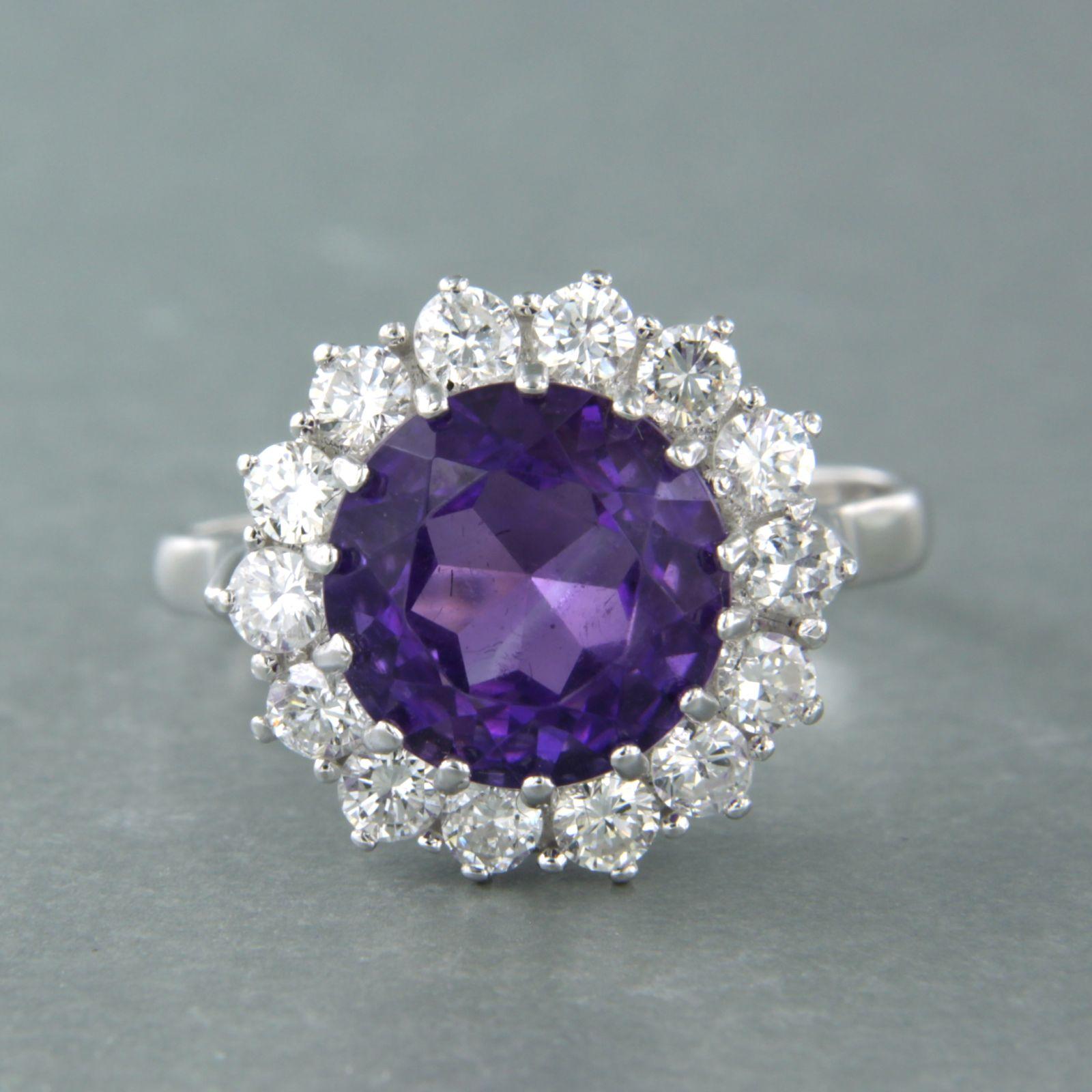 Ring aus 14 Karat Weißgold, besetzt mit einem Amethysten und einem Diamanten im Brillantschliff (1,00 ct F/G-VS/SI), Ringgröße U.S. 9 - EU. 18.75 (59)

detaillierte Beschreibung:

Der Ring ist 1,6 cm breit und 9,5 mm hoch. 

Ringgröße US 9 - EU.
