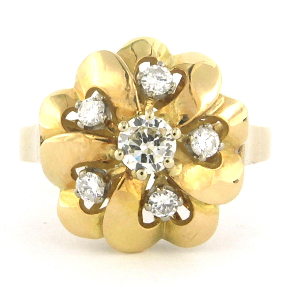 Ring aus 14k Gelbgold, besetzt mit Diamanten im Brillantschliff bis zu 0,45ct - G/H - VS/SI - Ringgröße US 5.5 - EU 16.25 (51)

detaillierte Beschreibung:

die Vorderseite des Rings ist 1,5 cm breit und 9,2 mm hoch

Ringgröße US 5.5 - EU 16.25 (51).