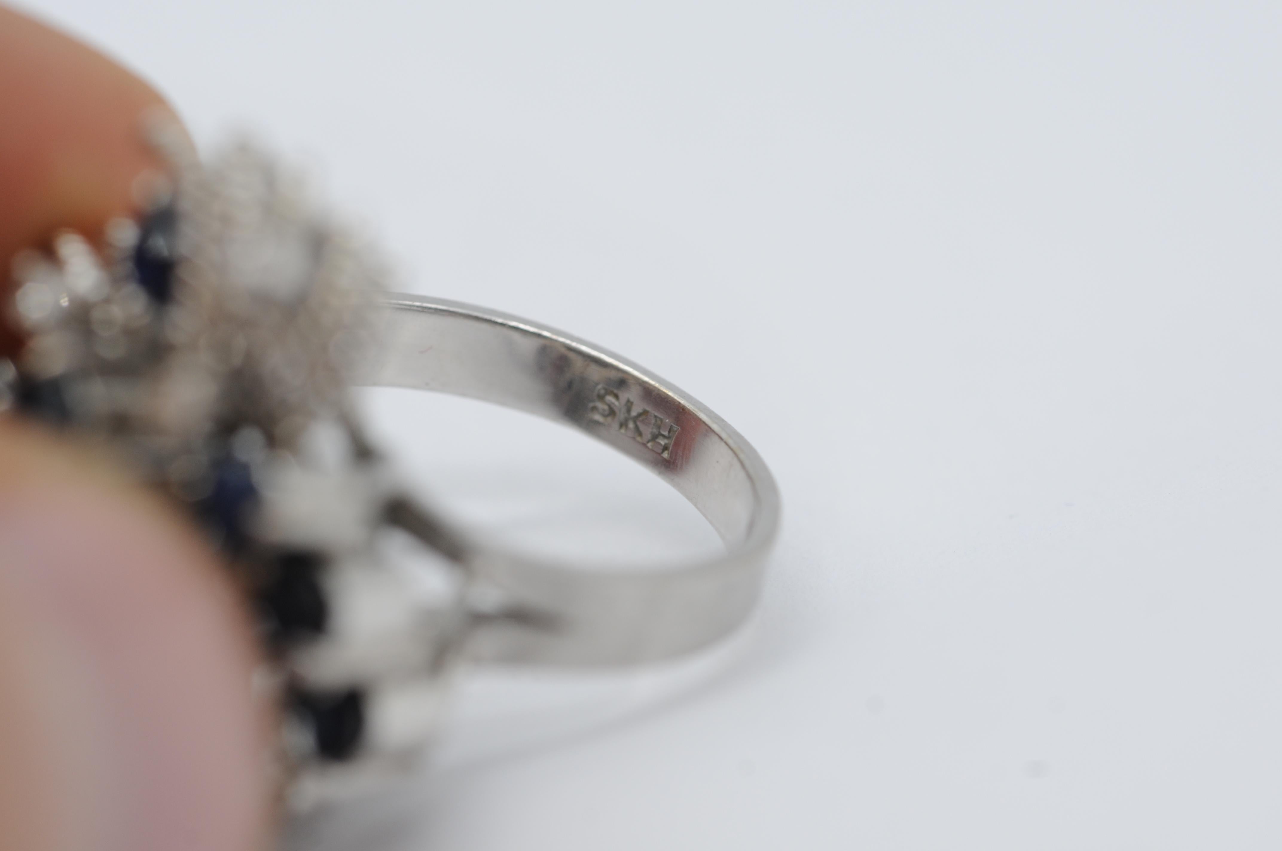 18 Karat Weißgold Cluster-Ring mit Saphiren im Brillantschliff und Diamanten im Angebot 10