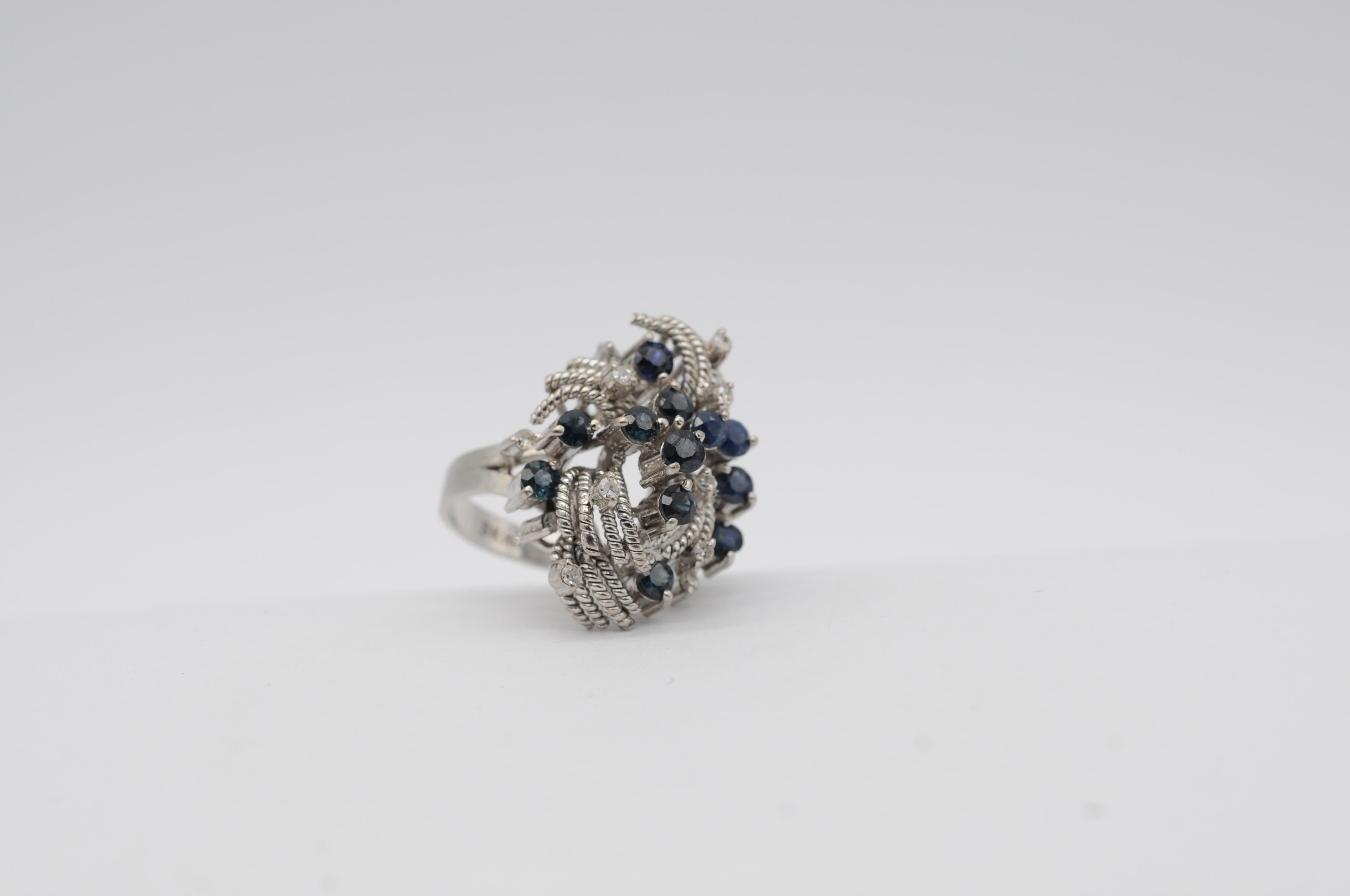 Dieser exquisite 18-karätige Ring ist ein wahres Kunstwerk, wunderschön gearbeitet und mit raffinierten Details versehen. Sein Herzstück ist eine bezaubernde Anordnung von 12 Saphiren im Brillantschliff mit einem Gewicht von jeweils ca. 0,20 Karat,