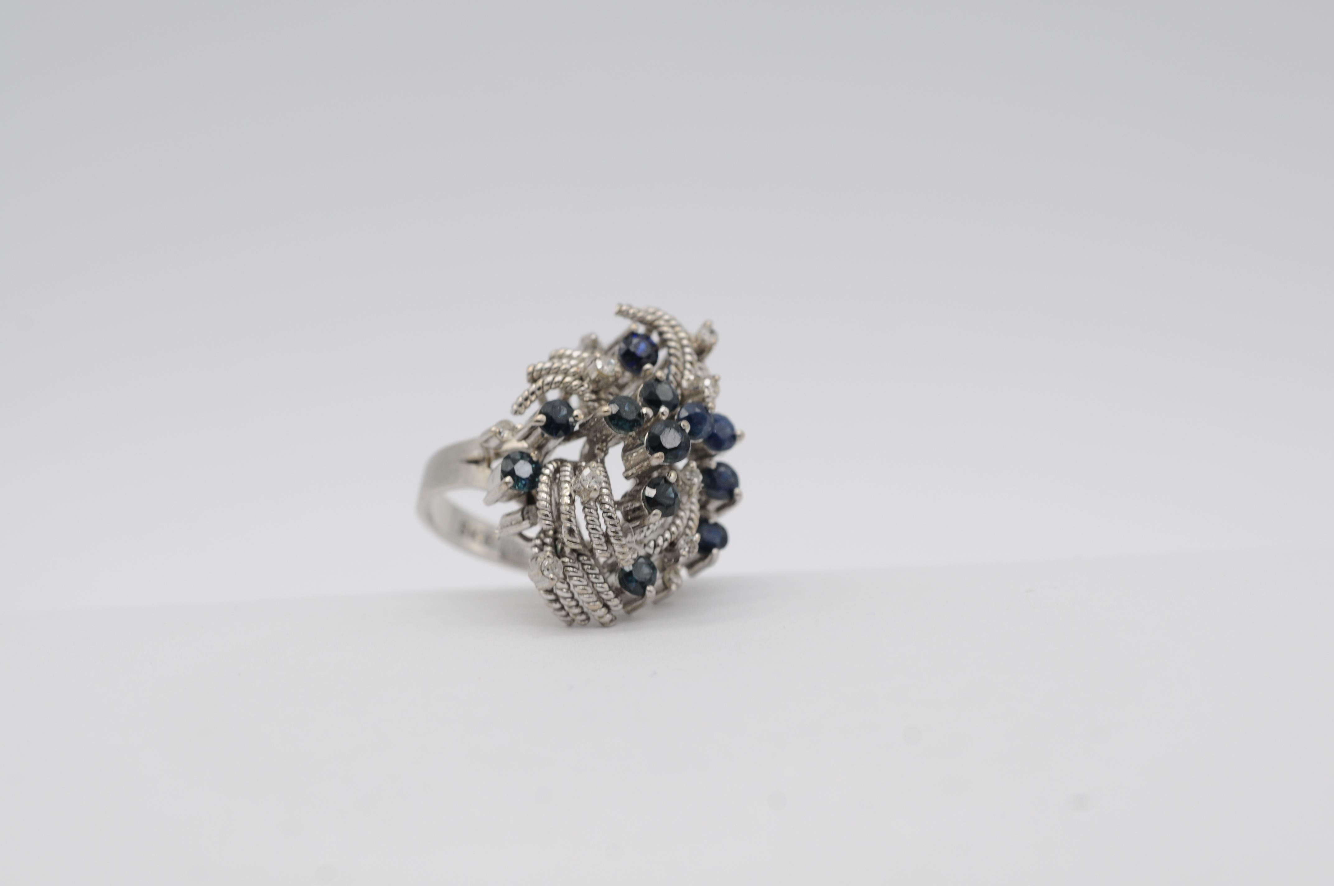 18 Karat Weißgold Cluster-Ring mit Saphiren im Brillantschliff und Diamanten (Ästhetizismus) im Angebot