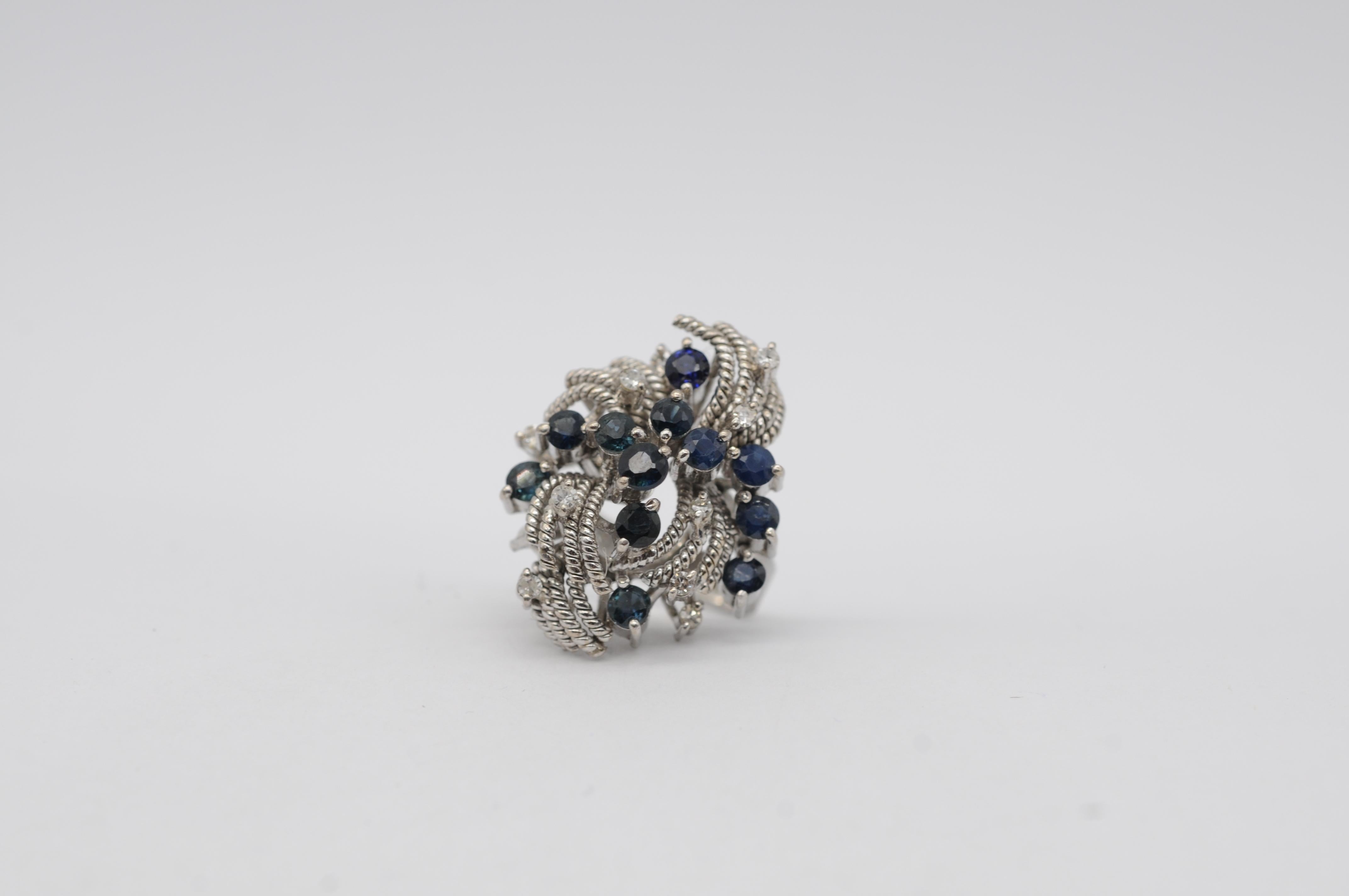 18 Karat Weißgold Cluster-Ring mit Saphiren im Brillantschliff und Diamanten im Zustand „Gut“ im Angebot in Berlin, BE