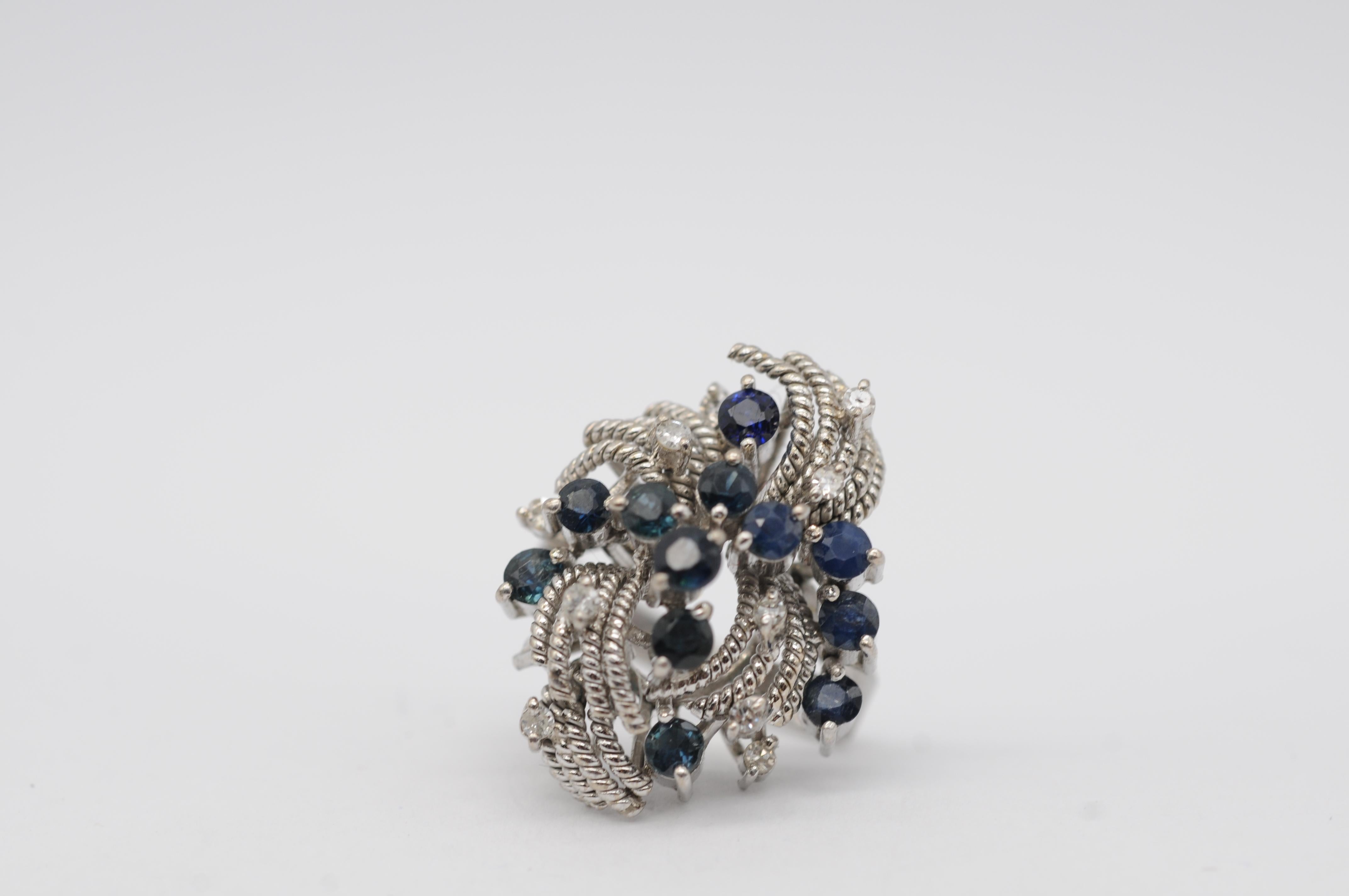 18 Karat Weißgold Cluster-Ring mit Saphiren im Brillantschliff und Diamanten im Angebot 1